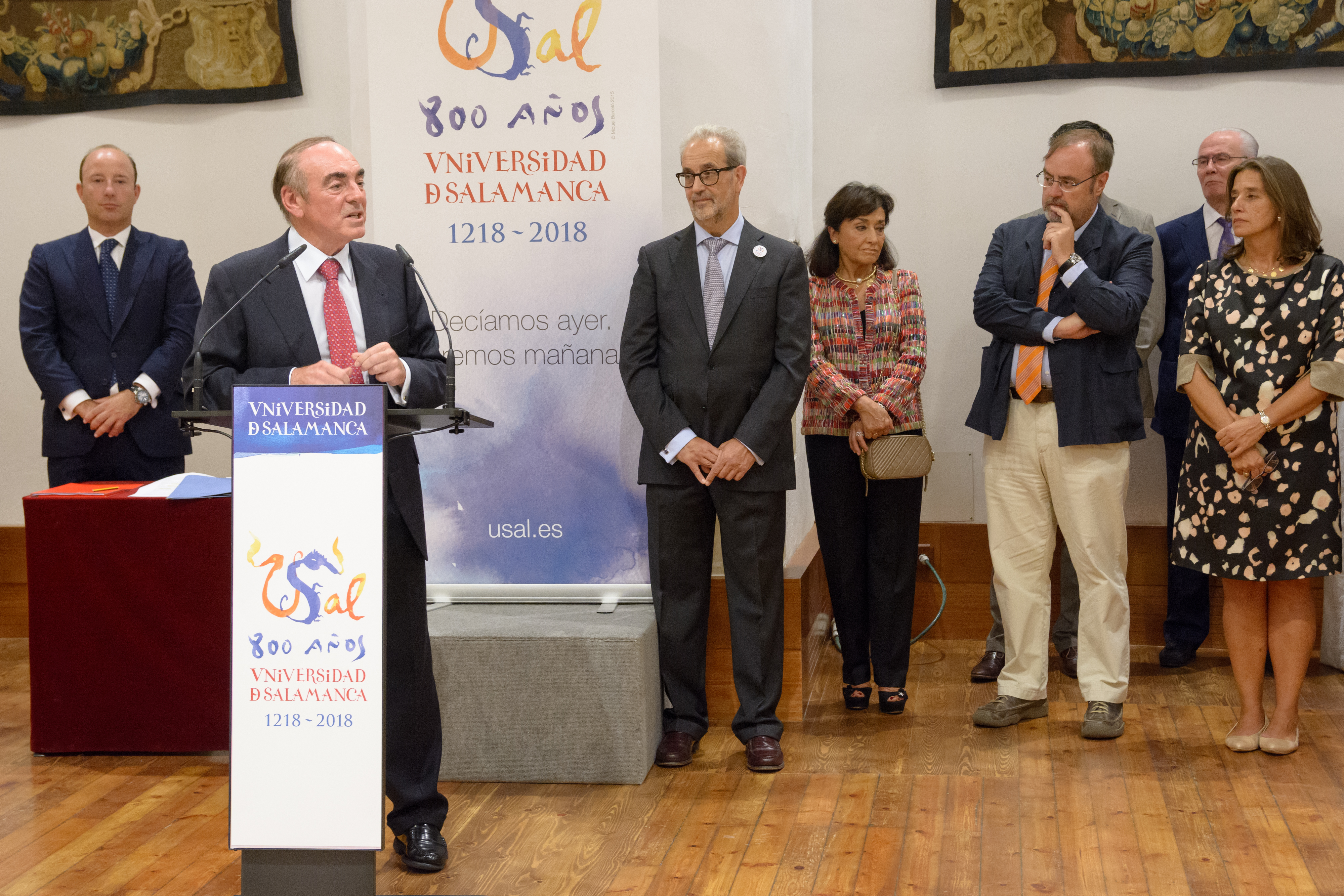 El rector hace entrega de la Medalla de la Universidad de Salamanca a José Antonio Villasante