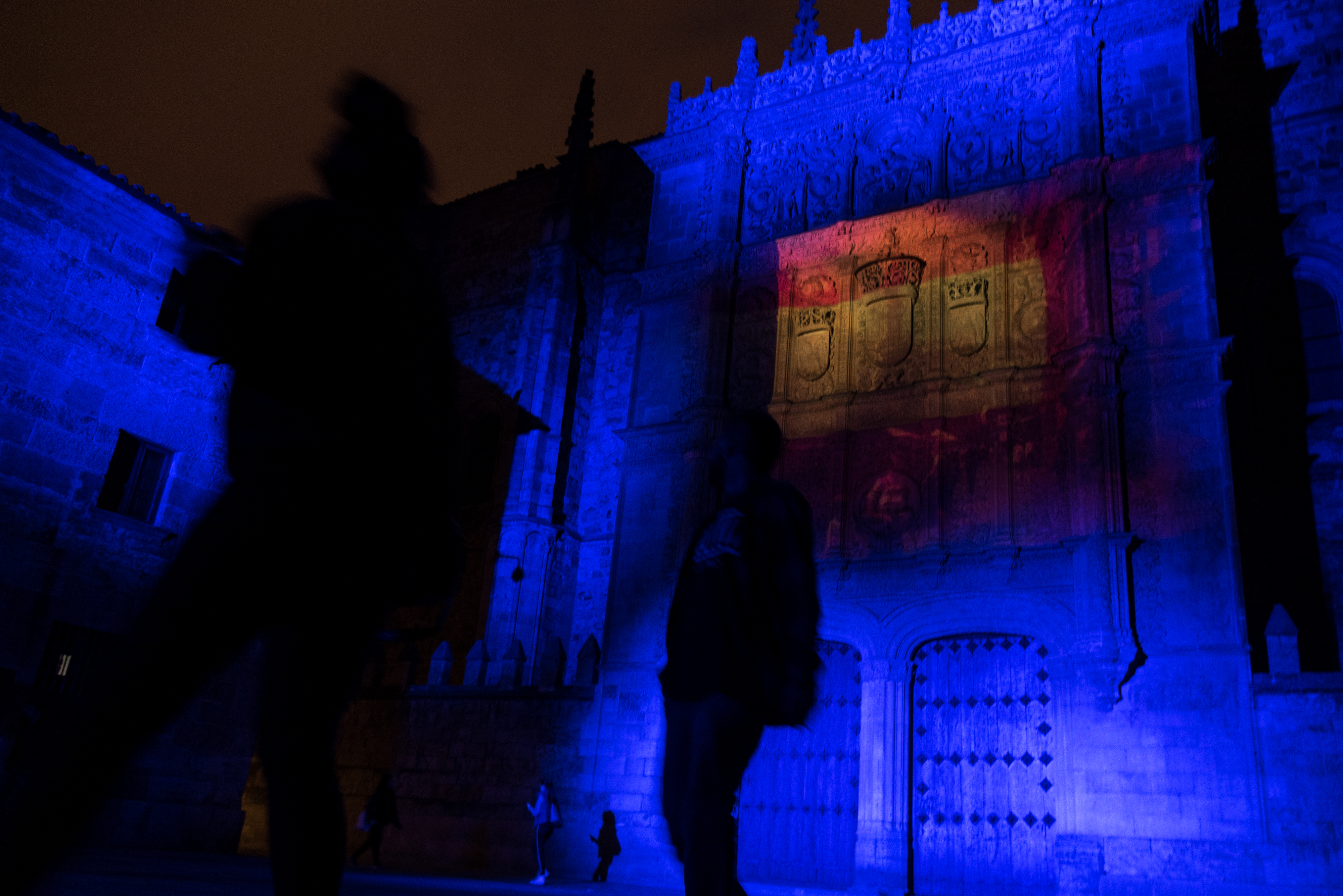La Universidad de Salamanca ilumina y proyecta la bandera de la UE en su fachada rica para conmemorar el Día de Europa