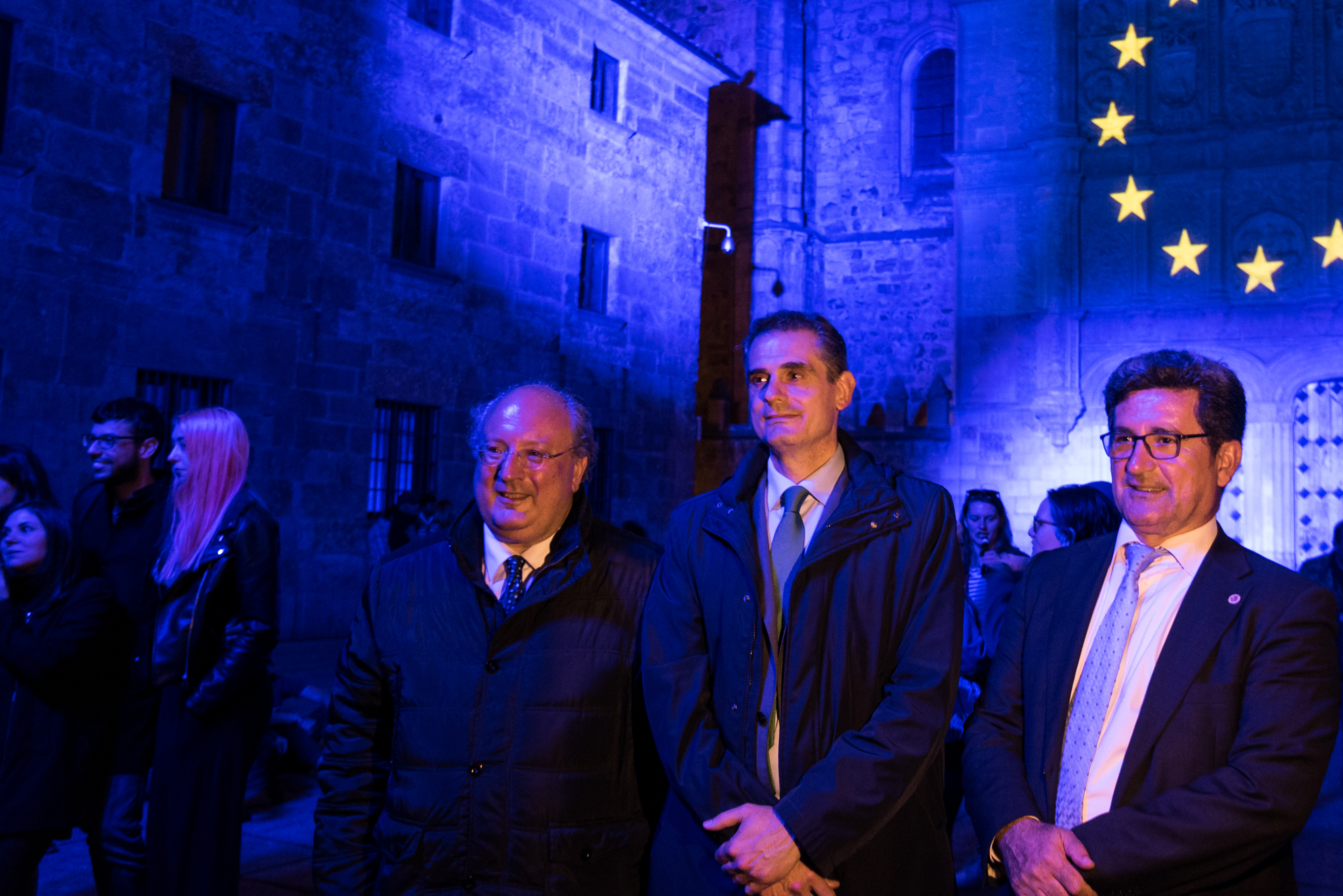 La Universidad de Salamanca ilumina y proyecta la bandera de la UE en su fachada rica para conmemorar el Día de Europa