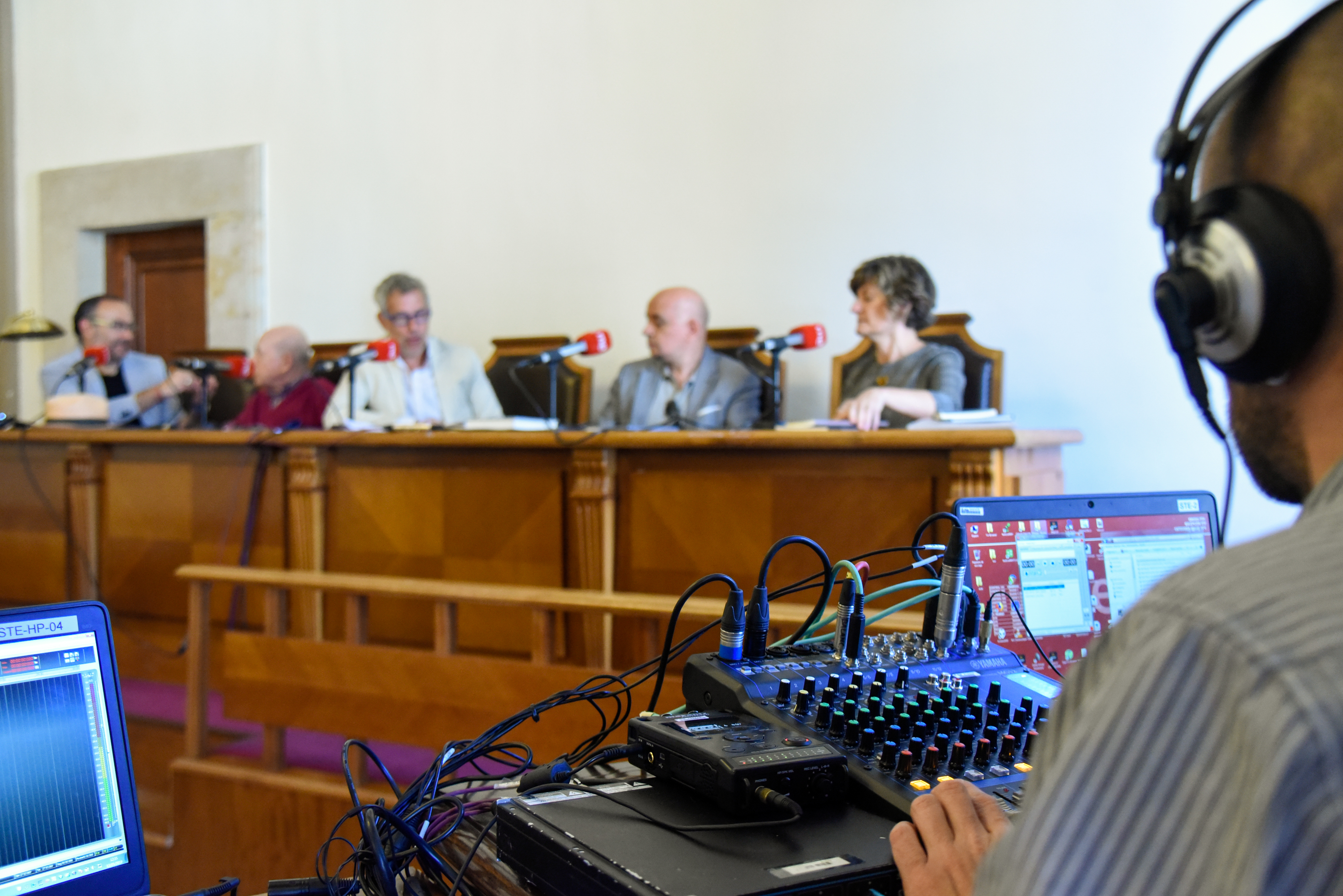 La Facultad de Filología acoge la grabación del programa de RNE ‘La estación azul’ con poetas salmantinos