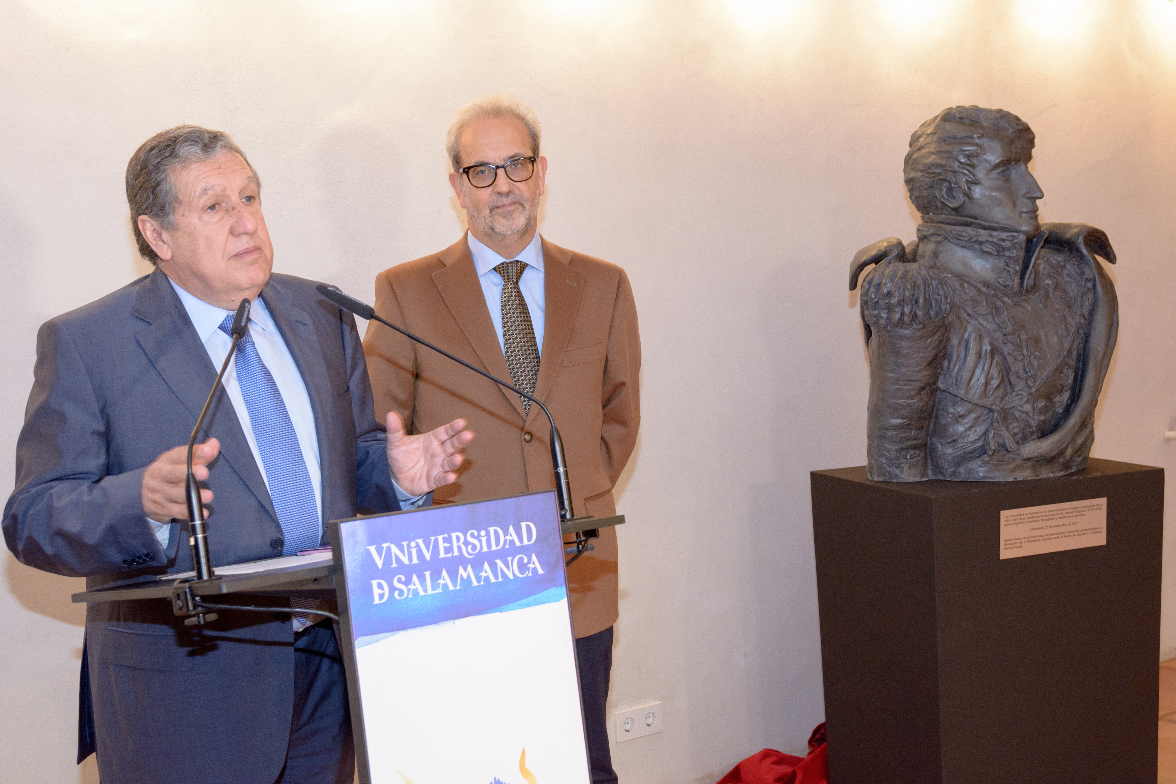 El rector y el embajador de Argentina descubren un busto con motivo de la semana temática que la Universidad dedica al país iberoamericano
