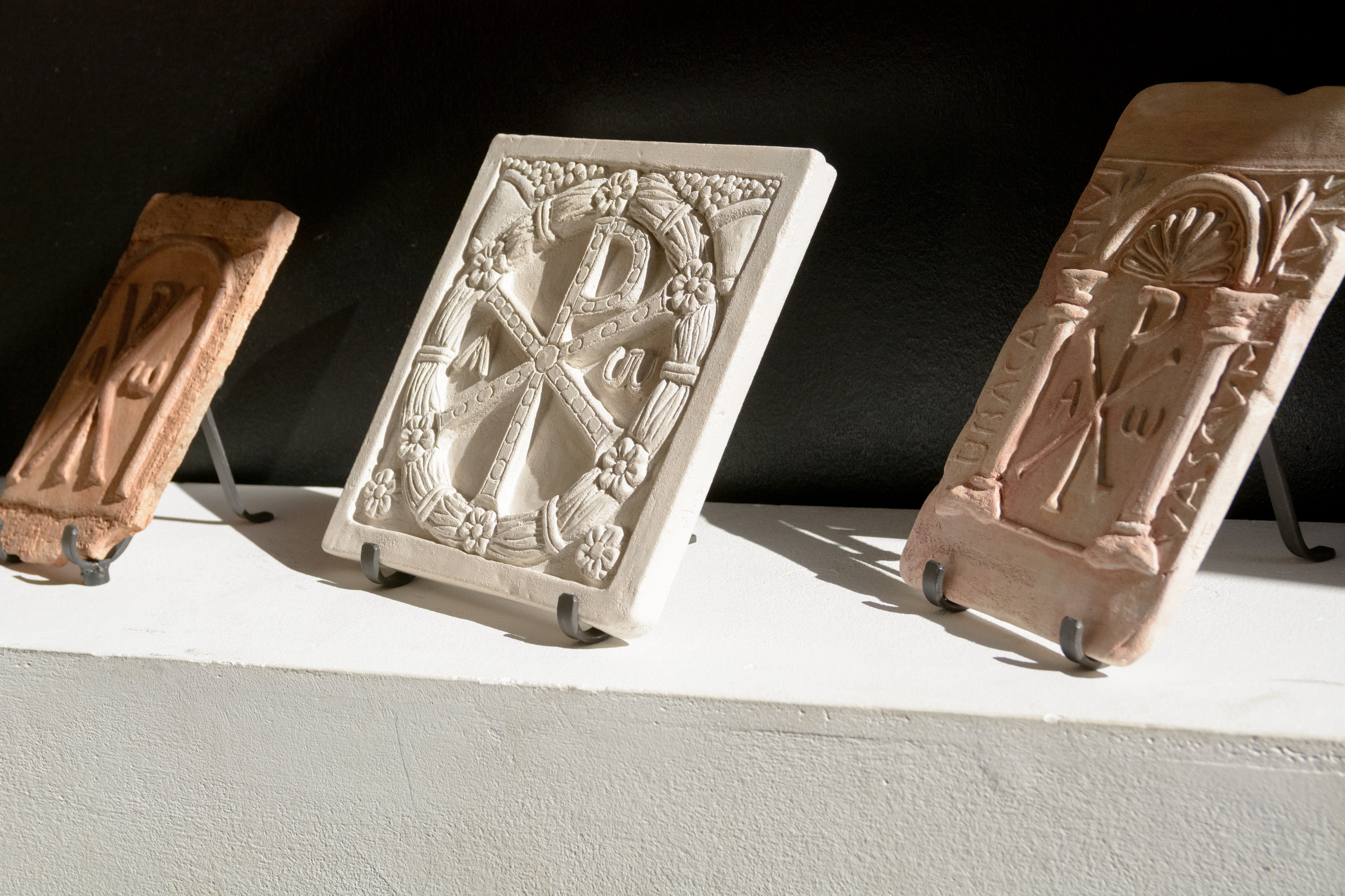 ‘Huellas de la reforma’, un recorrido por los elementos simbólicos de la cultura occidental a través de piezas de cerámica