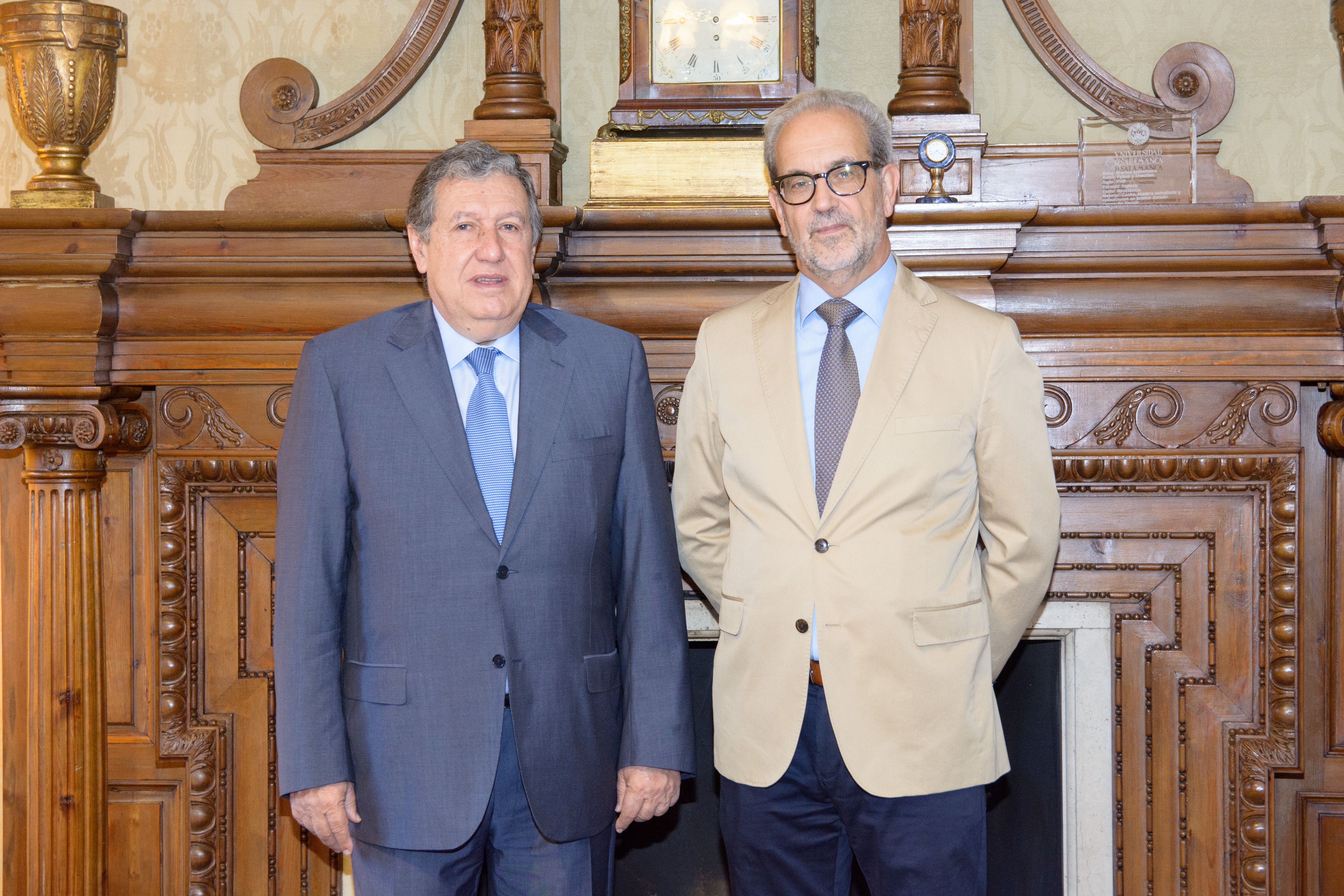 El rector y el embajador de Argentina descubren un busto con motivo de la semana temática que la Universidad dedica al país iberoamericano