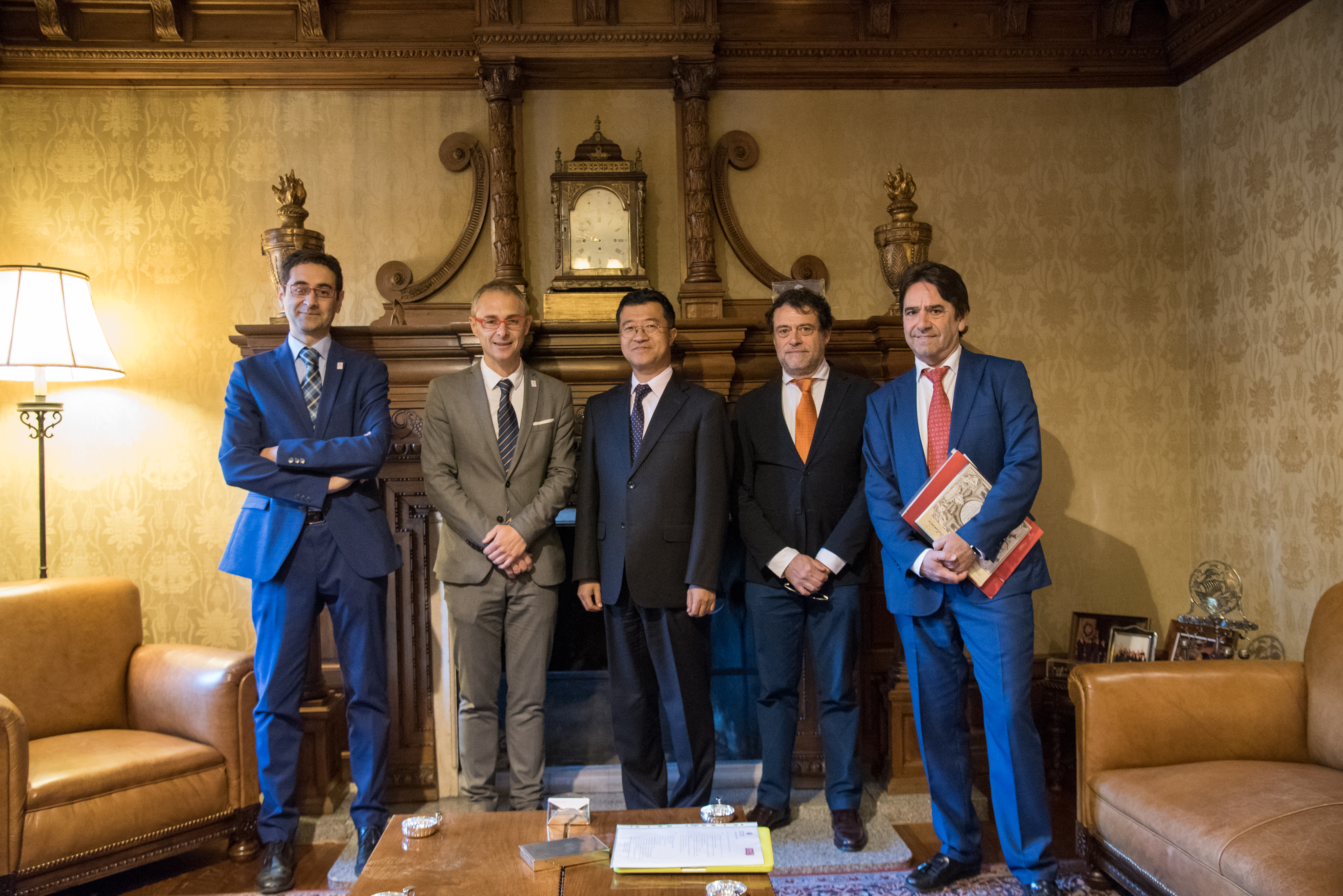 El rector de la Universidad de Salamanca recibe al ministro de la Embajada del Japón