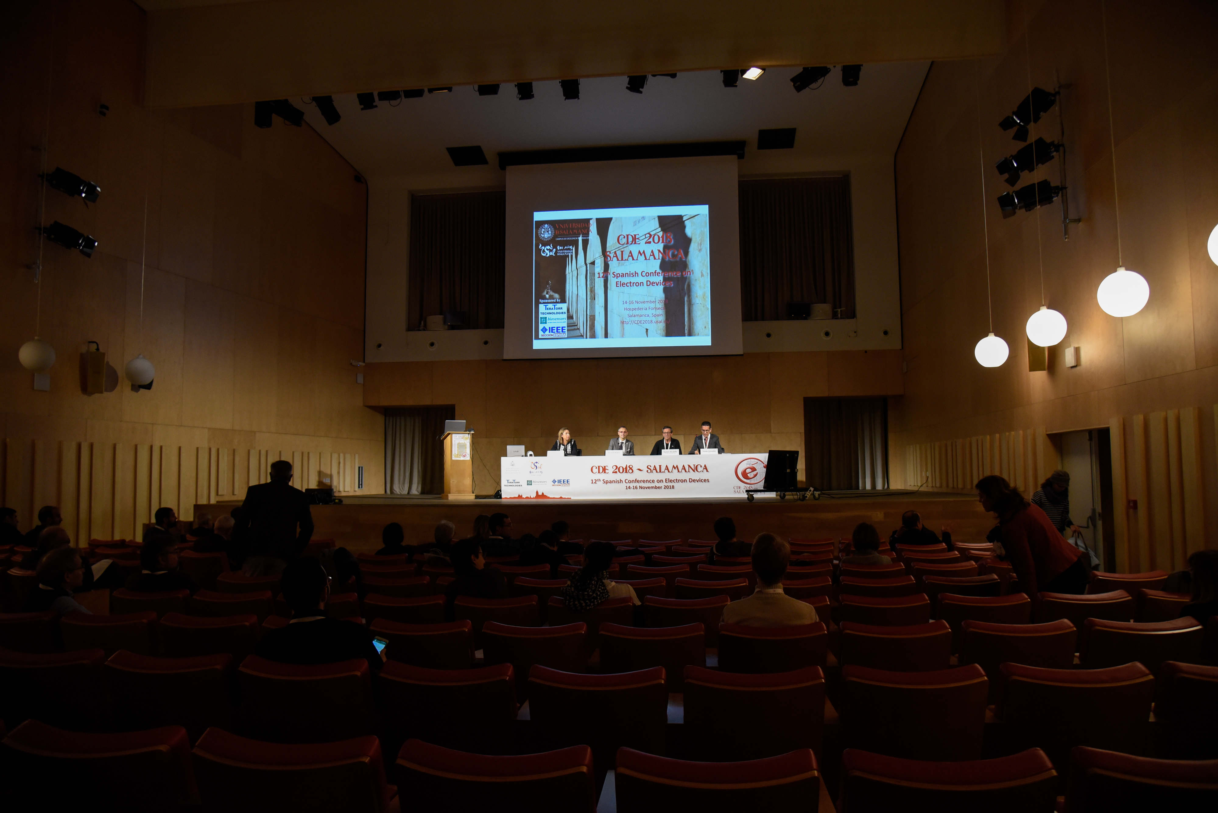 El VIII Centenario reúne en la Universidad de Salamanca a varios de los mayores expertos mundiales en el desarrollo de dispositivos electrónicos