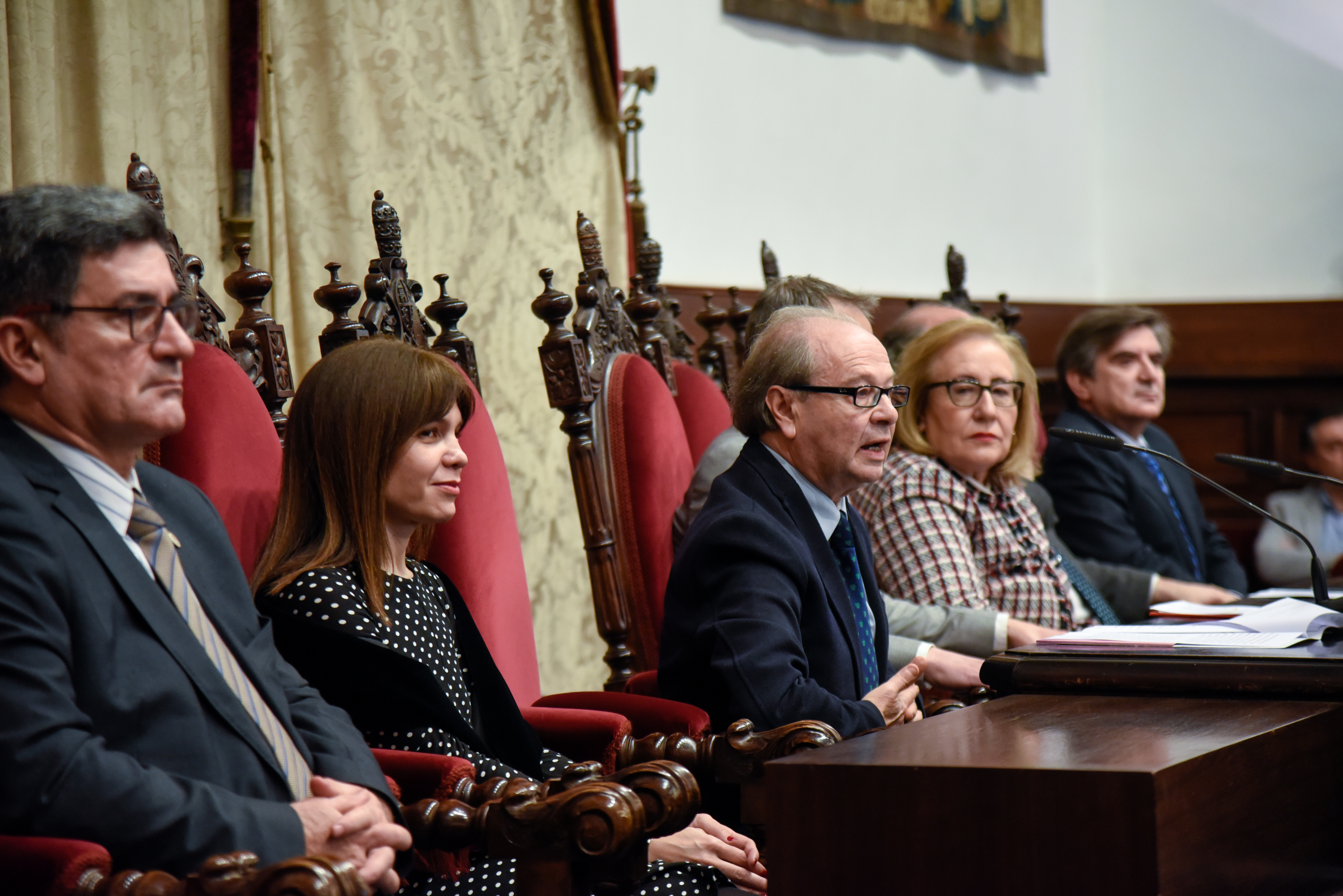 El rector de la Universidad de Salamanca entrega las distinciones a 147 miembros del Personal de Administración y Servicios