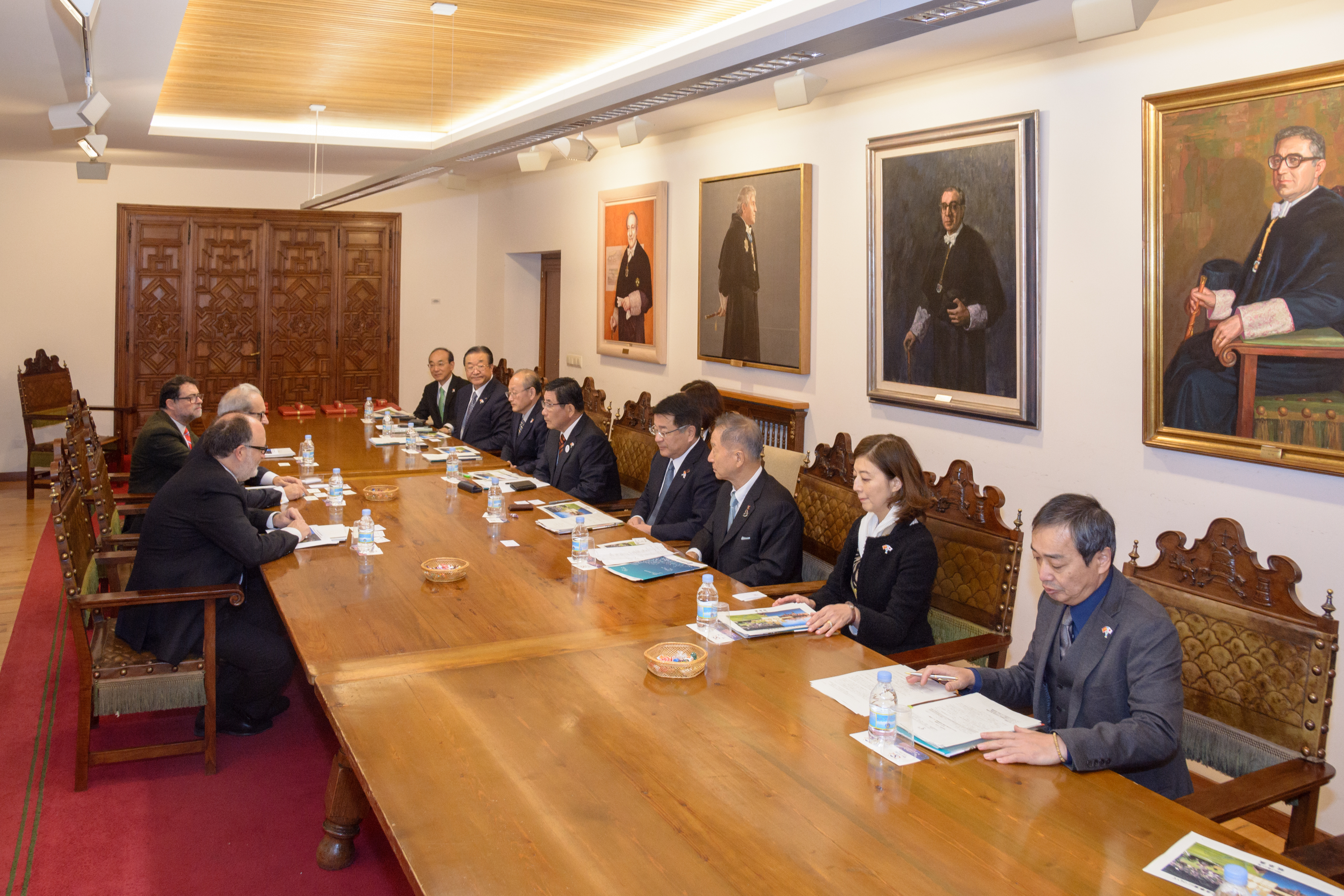 La Universidad de Salamanca recibe a una treintena de representantes de instituciones japonesas