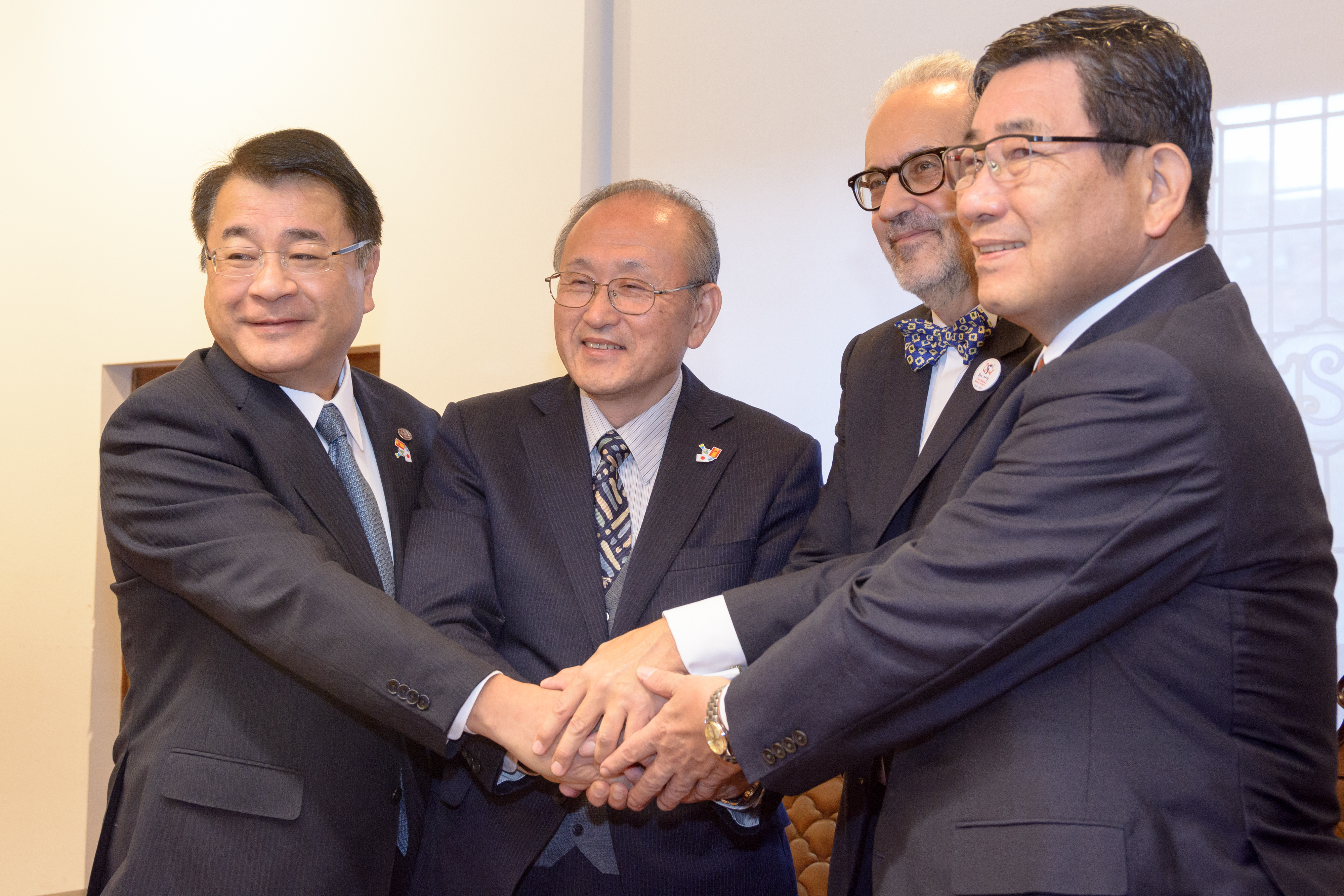 La Universidad de Salamanca recibe a una treintena de representantes de instituciones japonesas