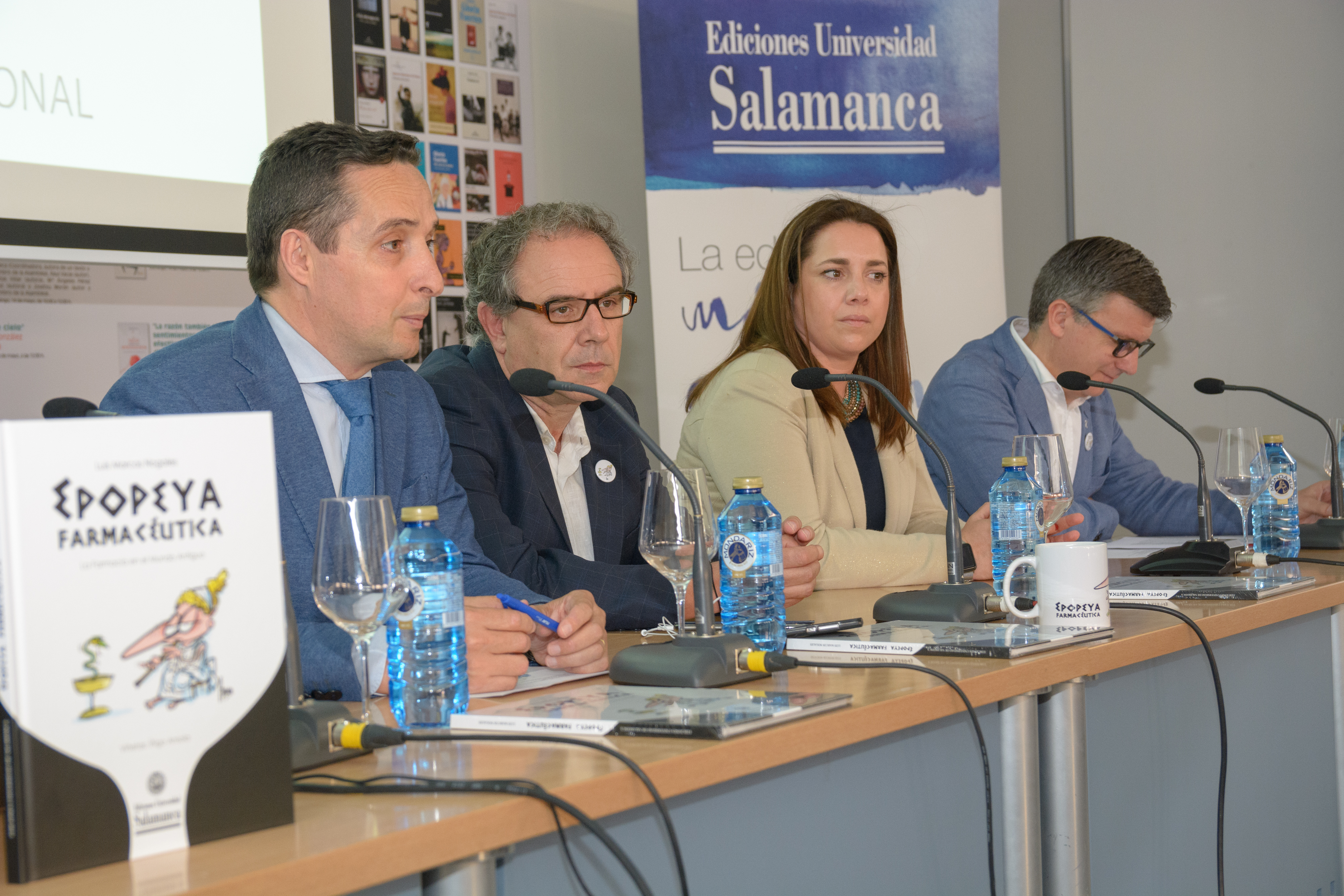 El vicerrector de Investigación y Transferencia y el director de Ediciones Universidad de Salamanca acompañan a Luis Marcos Nogales en la presentación de su libro ‘Epopeya farmacéutica’
