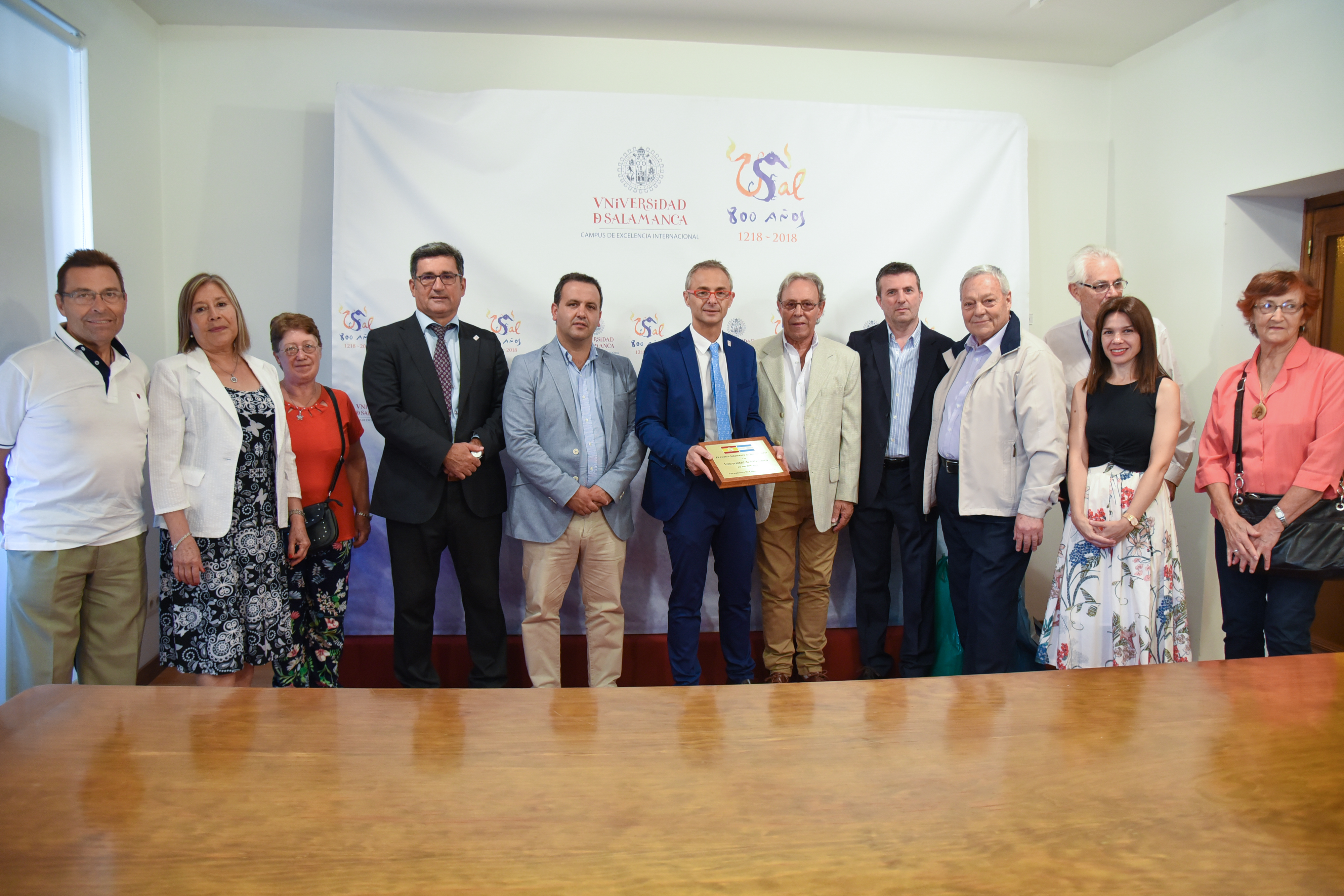 El rector recibe a miembros del Centro Salamanca de Buenos Aires y de las Federaciones de Sociedades Española y Castellanas y Leonesas de Argentina