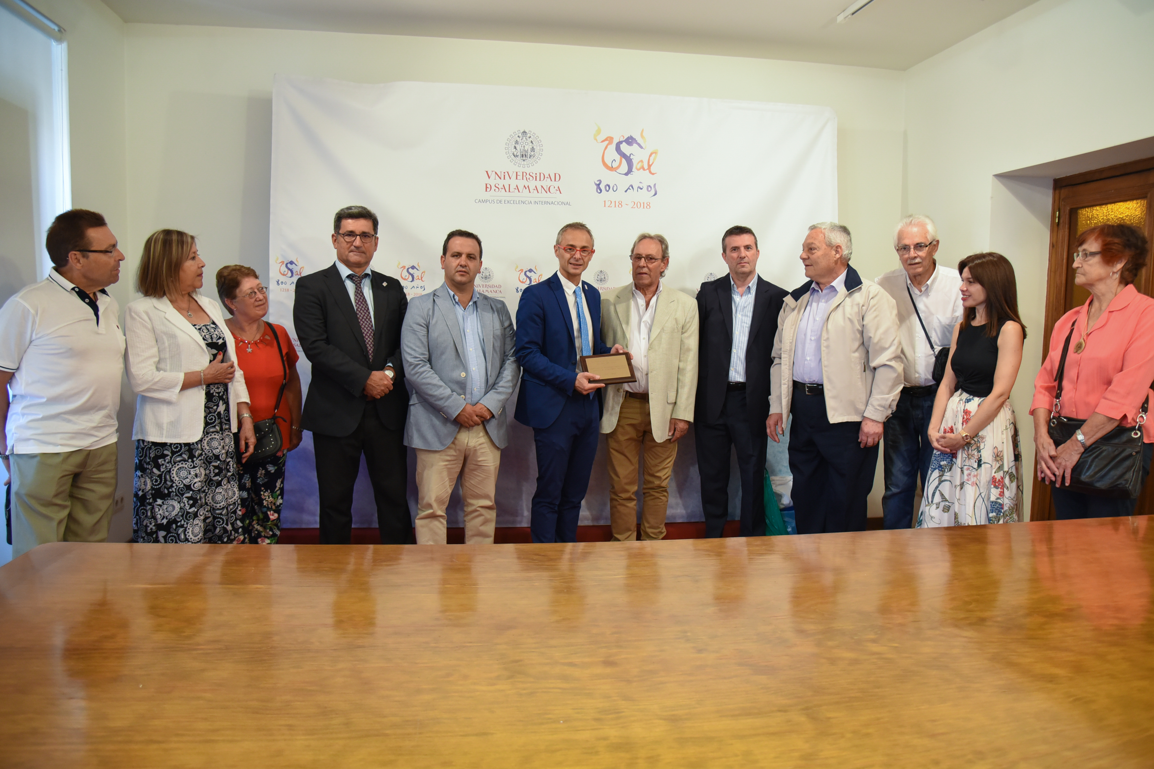 El rector recibe a miembros del Centro Salamanca de Buenos Aires y de las Federaciones de Sociedades Española y Castellanas y Leonesas de Argentina