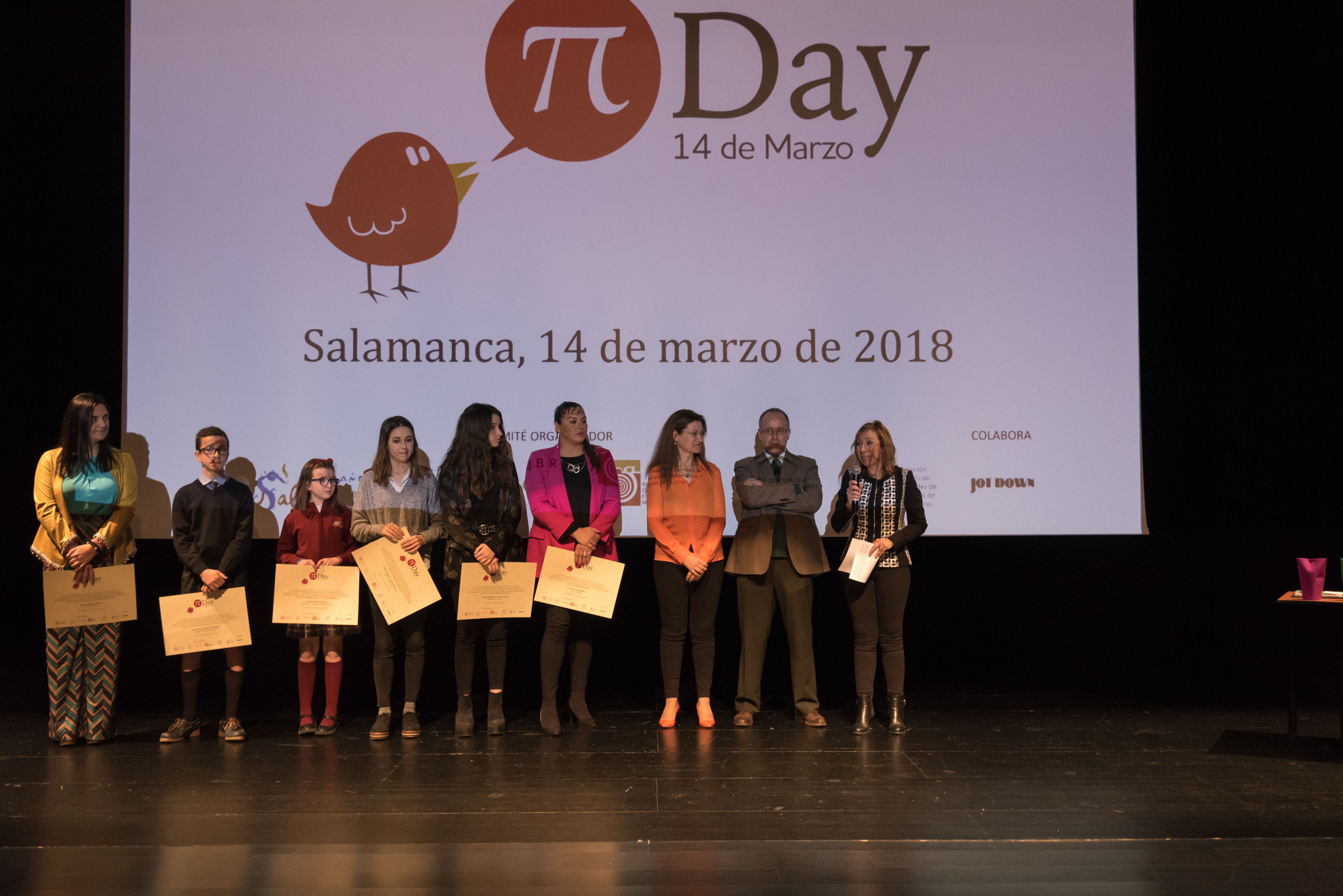 Centenares de estudiantes de primaria y secundaria asisten en la Universidad de Salamanca al evento central de la celebración del Día π en España