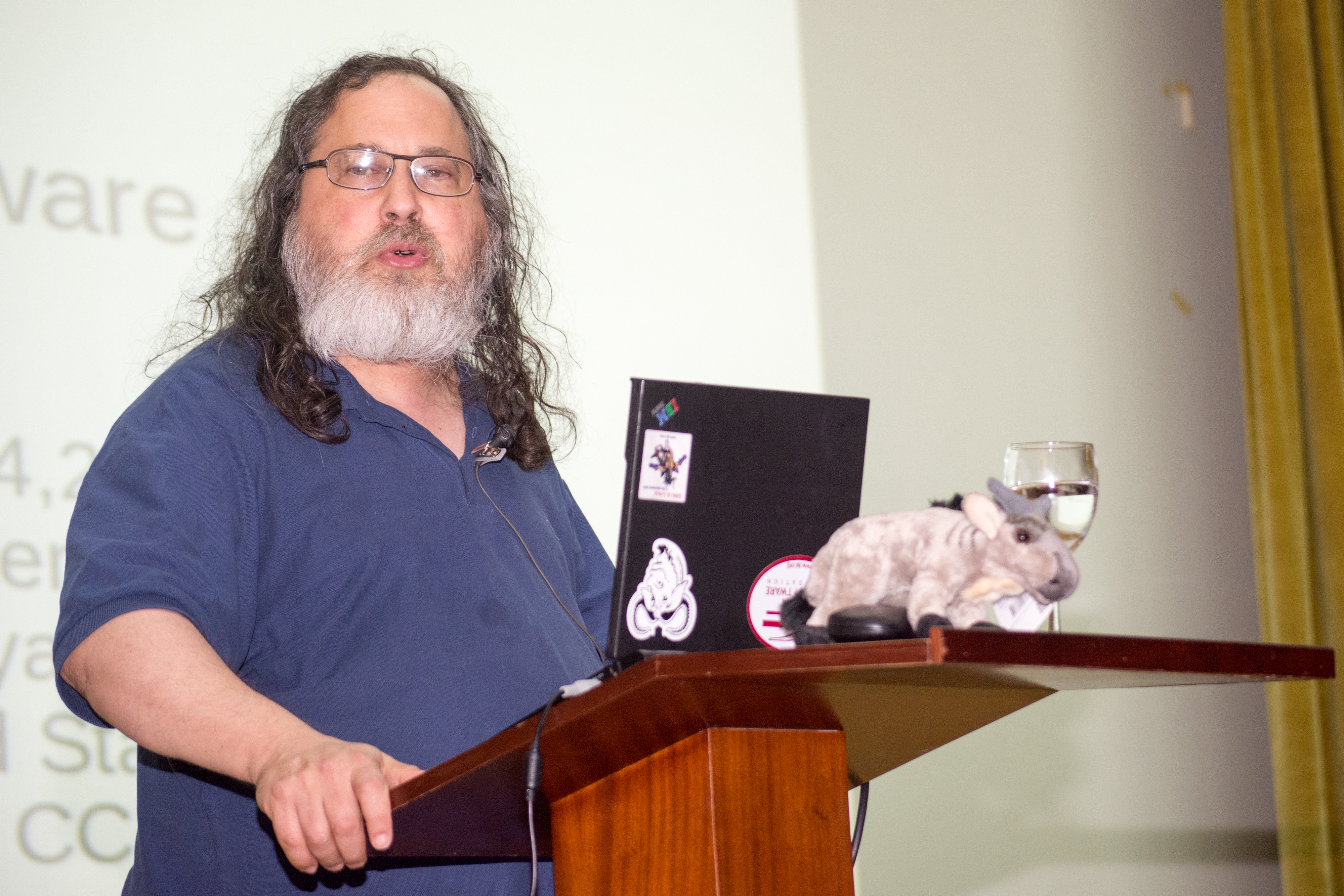 El vicerrector de Investigación y Transferencia inaugura la ponencia sobre Software Libre impartida por Richard Stallman, creador de GNU/LINUX