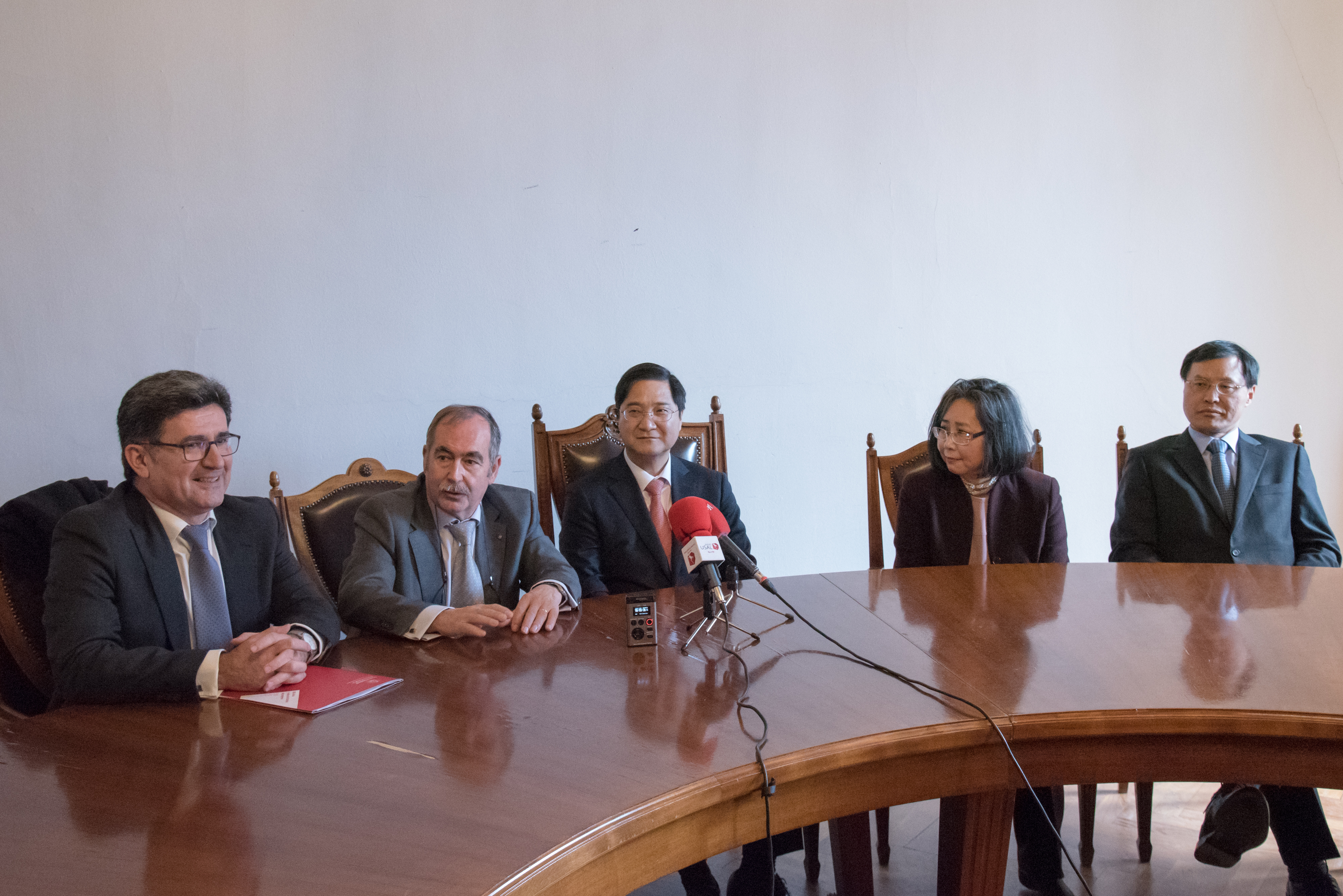 El embajador de Corea visita la Universidad de Salamanca en un encuentro con los medios y dos conferencias culturales