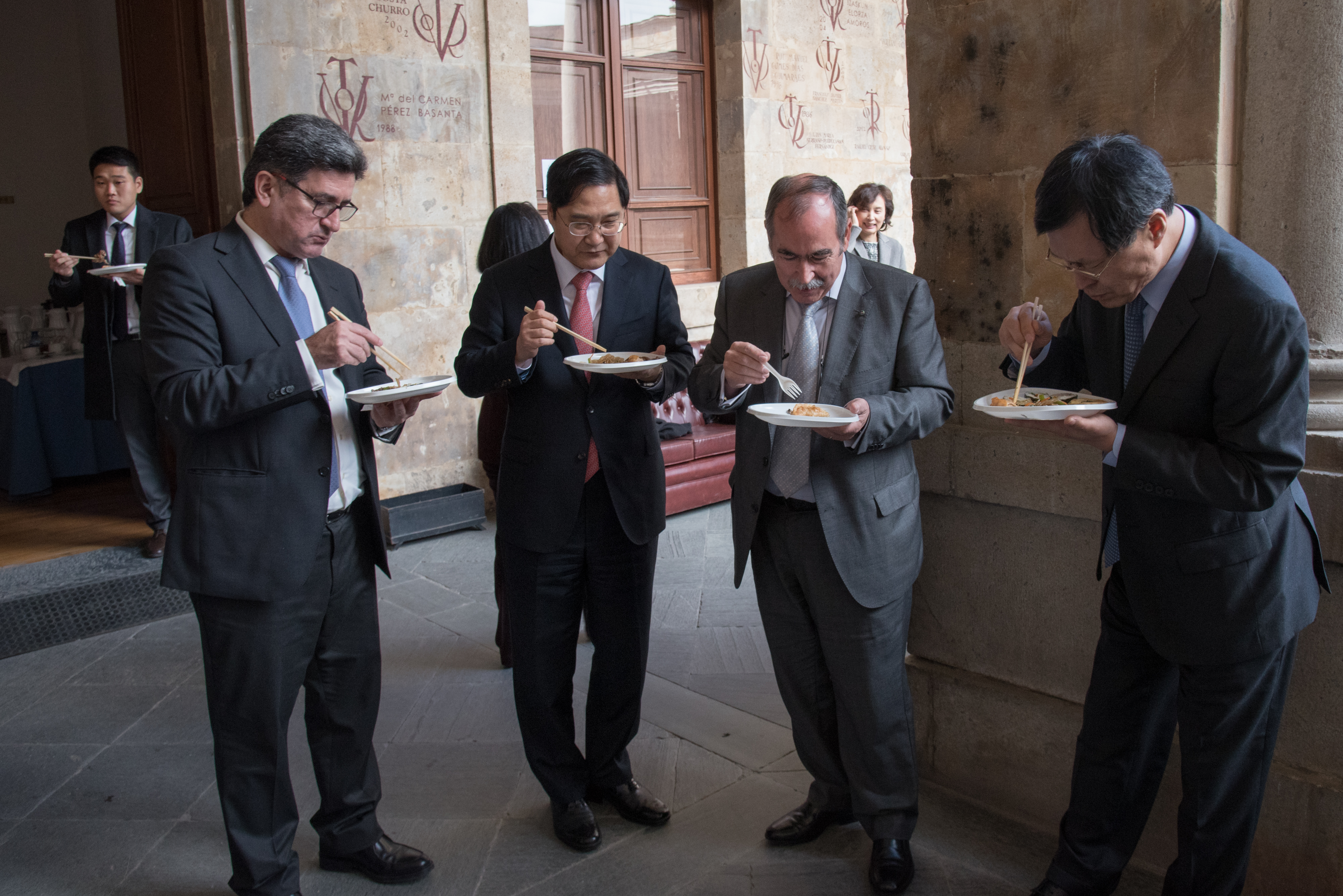 El embajador de Corea visita la Universidad de Salamanca en un encuentro con los medios y dos conferencias culturales