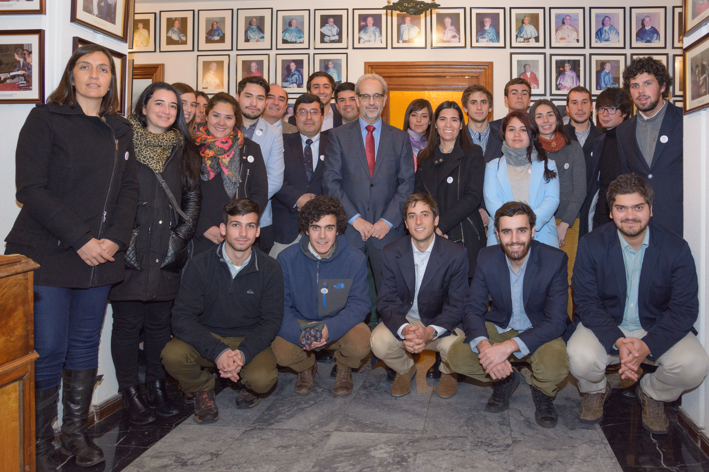 El rector de la Universidad de Salamanca recibe a un grupo de estudiantes de excelencia procedentes de Chile
