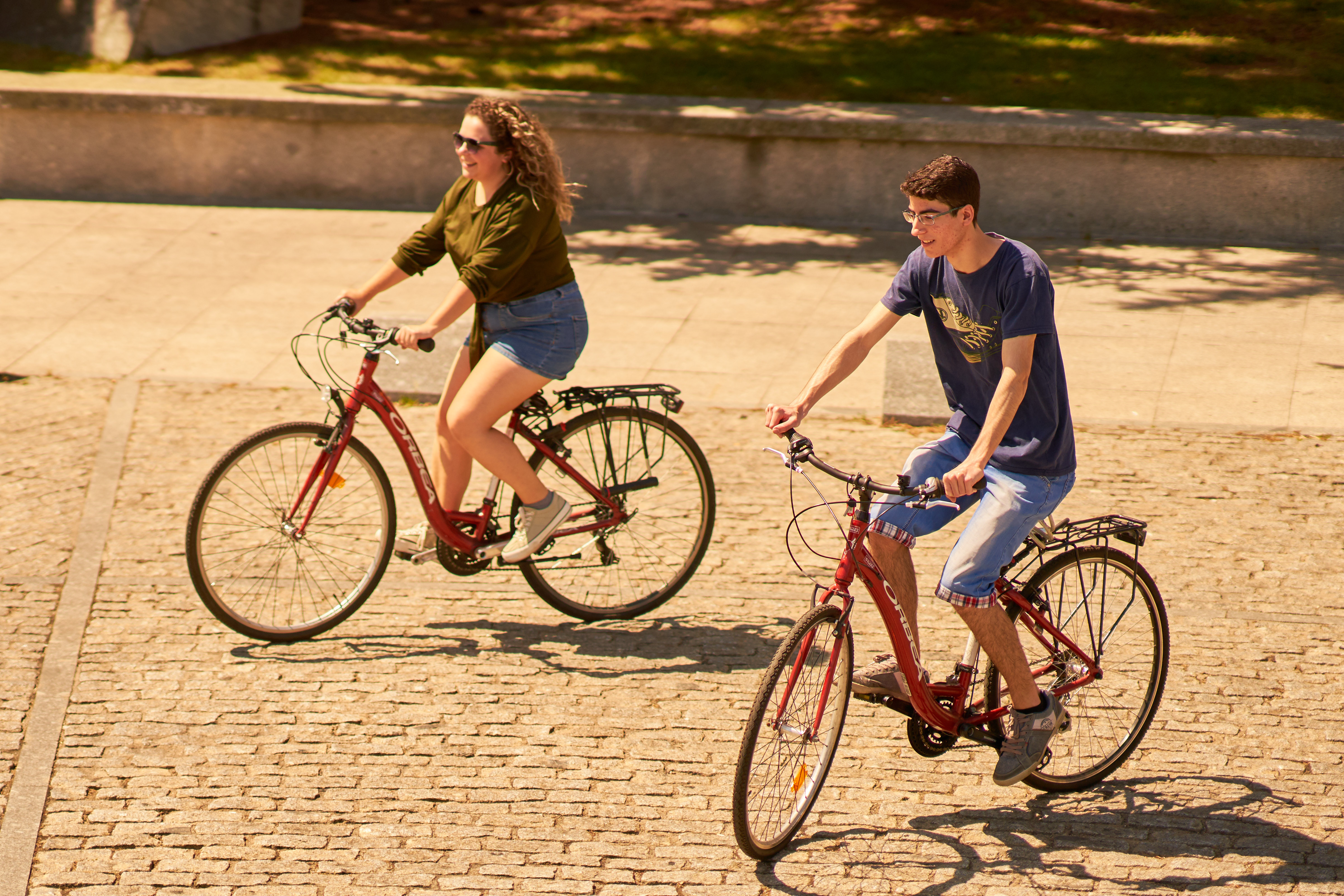 Alumnos en bicicleta