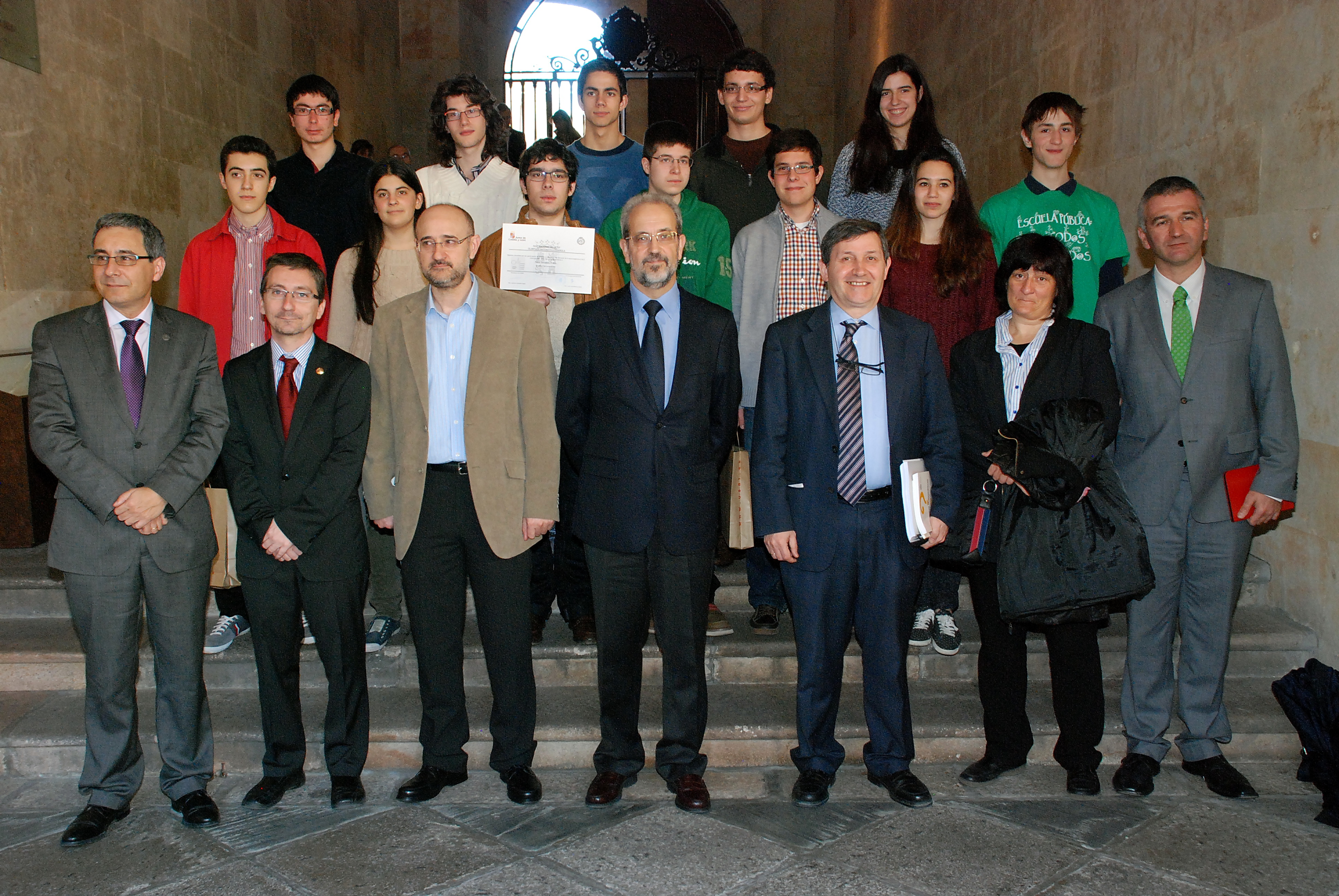 El rector entrega los diplomas a los ganadores de la fase local de Castilla y León de la cincuenta Olimpiada Matemática