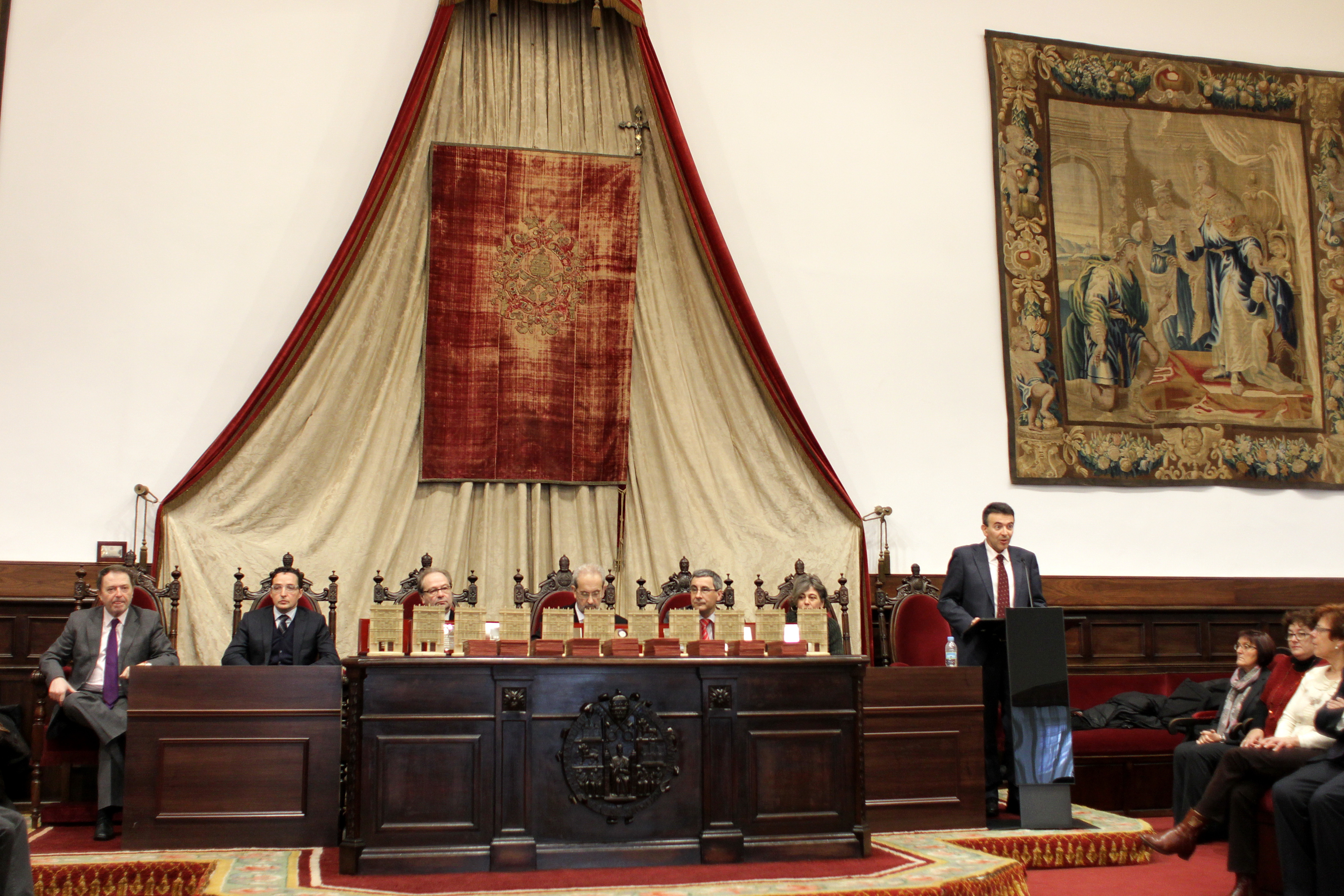 La Universidad de Salamanca entrega sus distinciones a un total de 160 miembros del Personal de Administración y Servicios