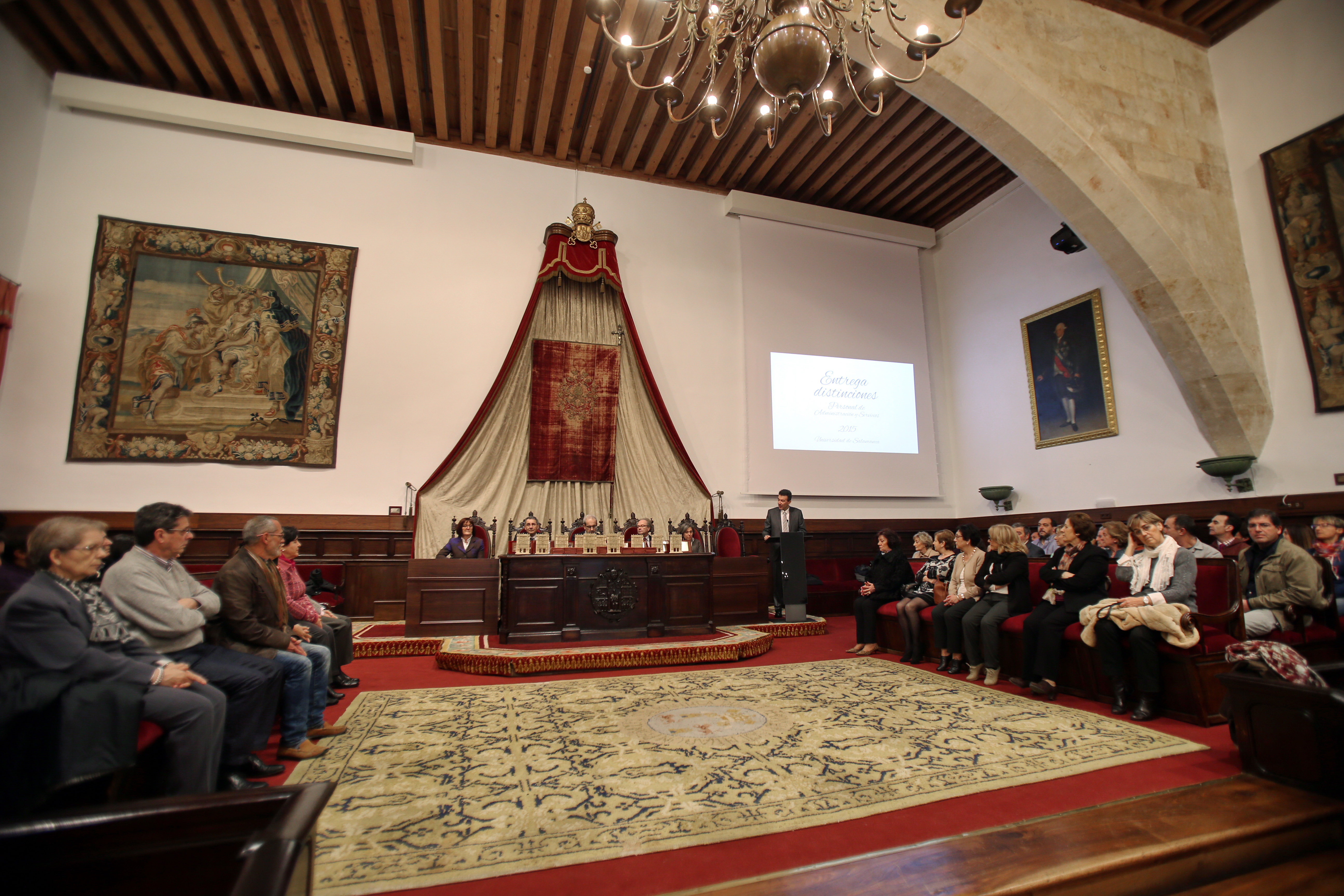 La Universidad de Salamanca entrega sus distinciones a 110 miembros del Personal de Administración y Servicios