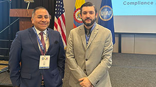 ulio Ballesteros  junto con Dino Carlos Caro Coria en el acto de inauguración para el Día del Compliance Antilavado de Activos