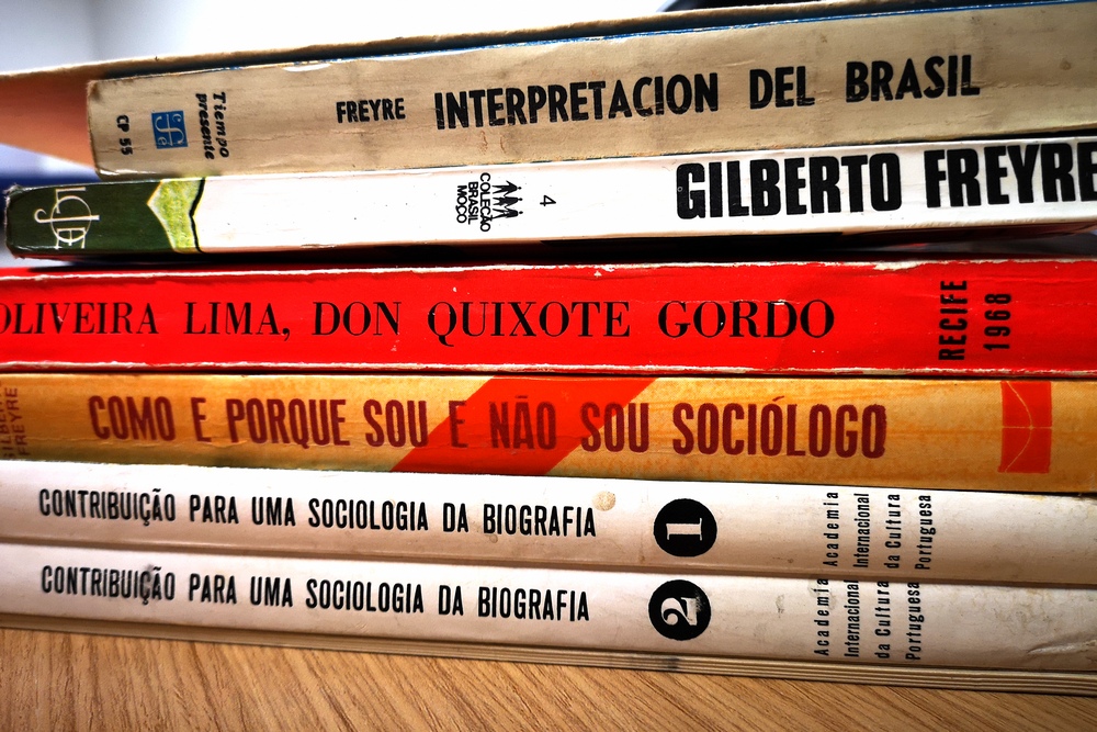 Los herederos de Alberto Navarro González donan varios libros del sociólogo Gilberto Freyre al Centro de Estudios Brasileños de la Universidad de Salamanca 
