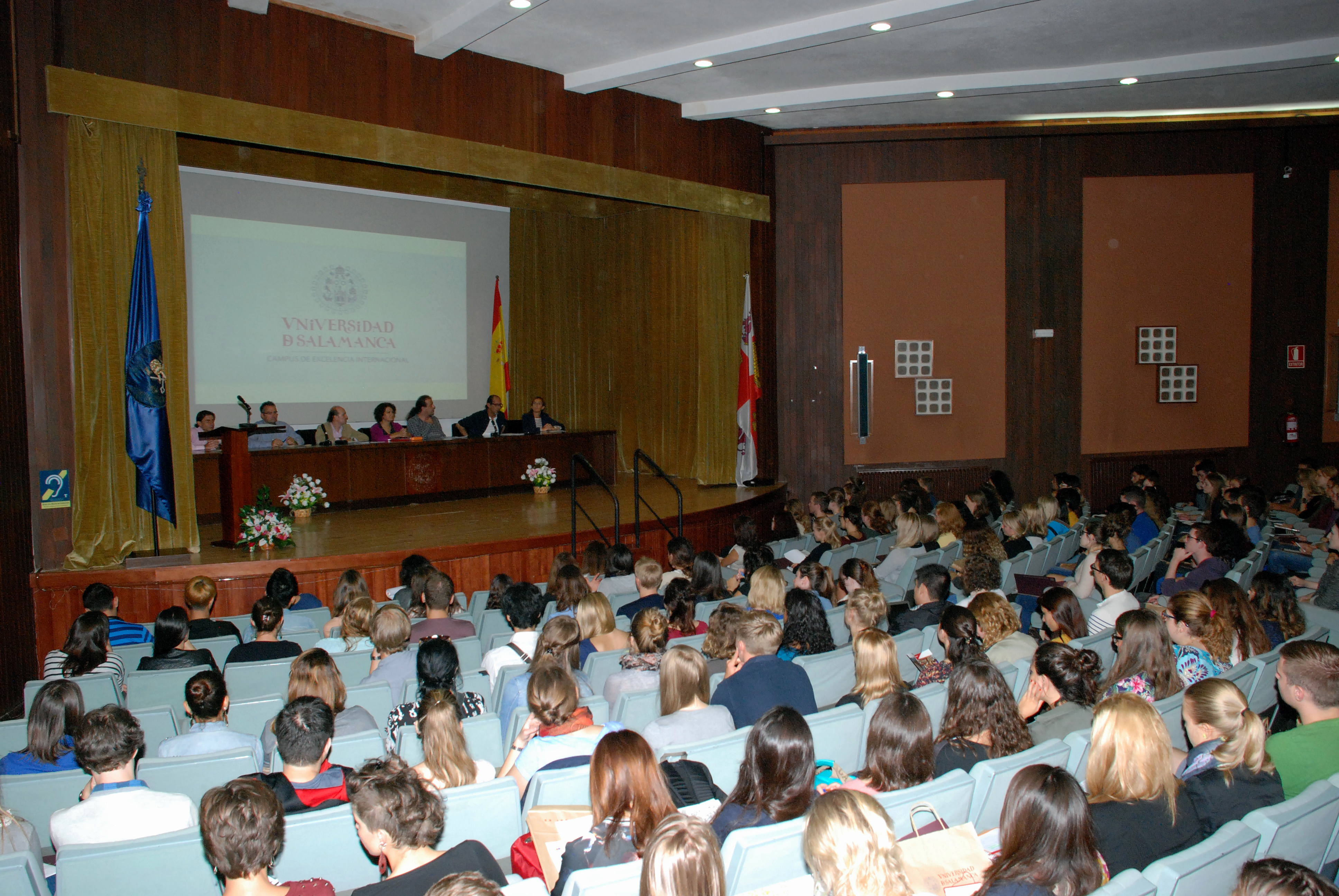 Las vicerrectoras de Internacionalización y de Atención al Estudiante reciben a los estudiantes extranjeros de los programas de movilidad de la Universidad de Salamanca  