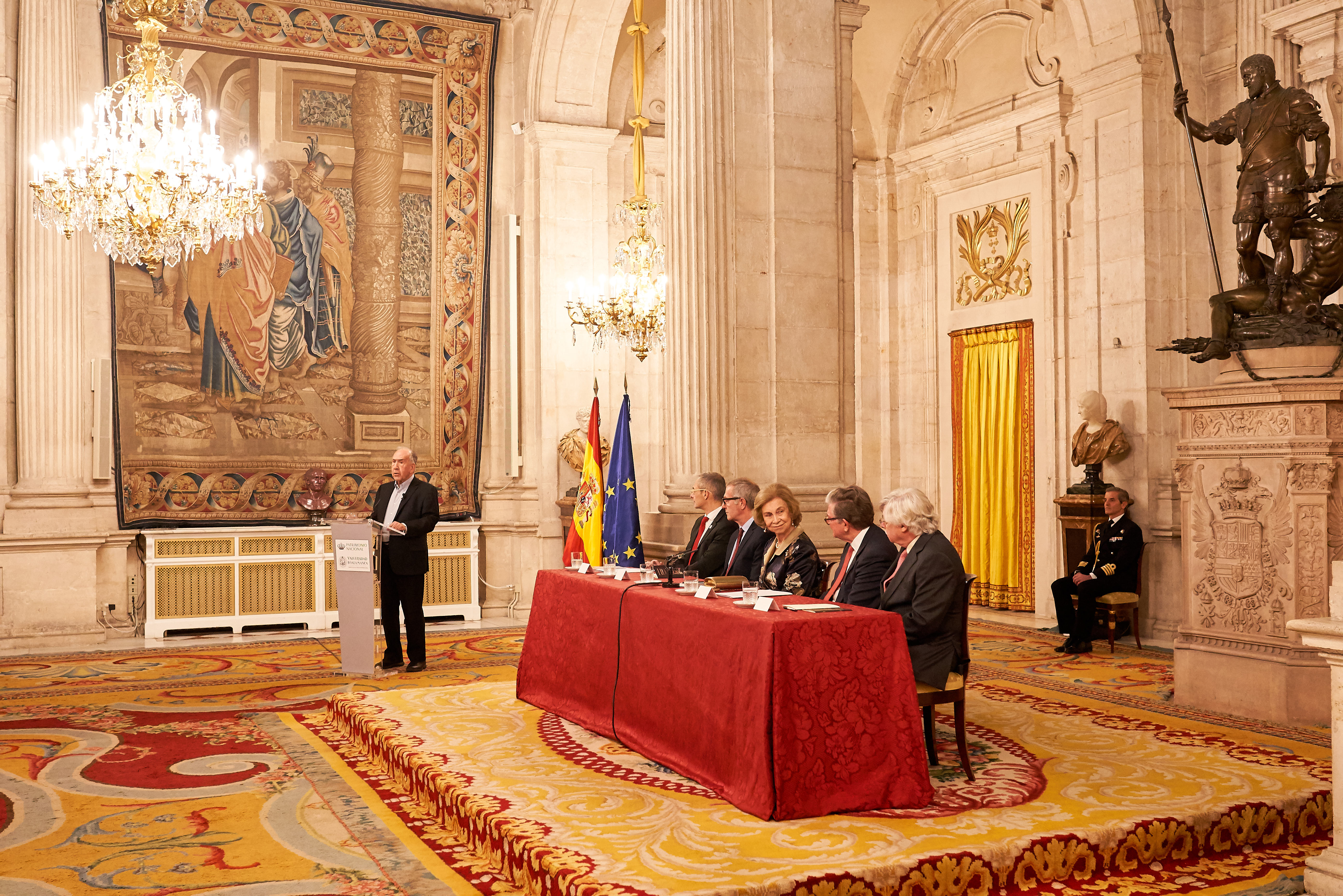 La Reina Sofía entrega Premio de Poesía Iberoamericana que lleva su nombre al poeta catalán Joan Margarit