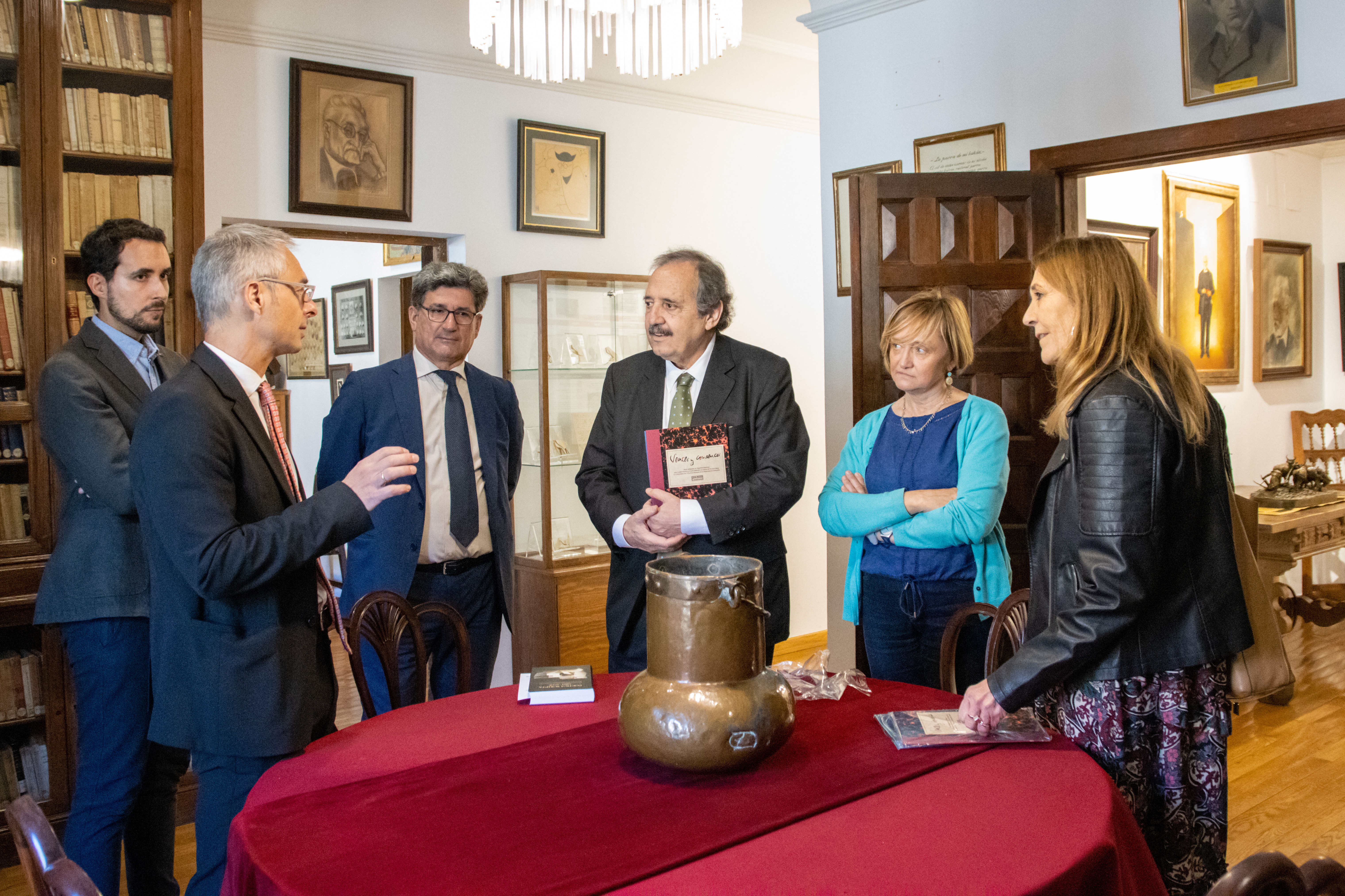 El rector Ricardo Rivero mantiene una reunión de trabajo con el embajador de Argentina en España