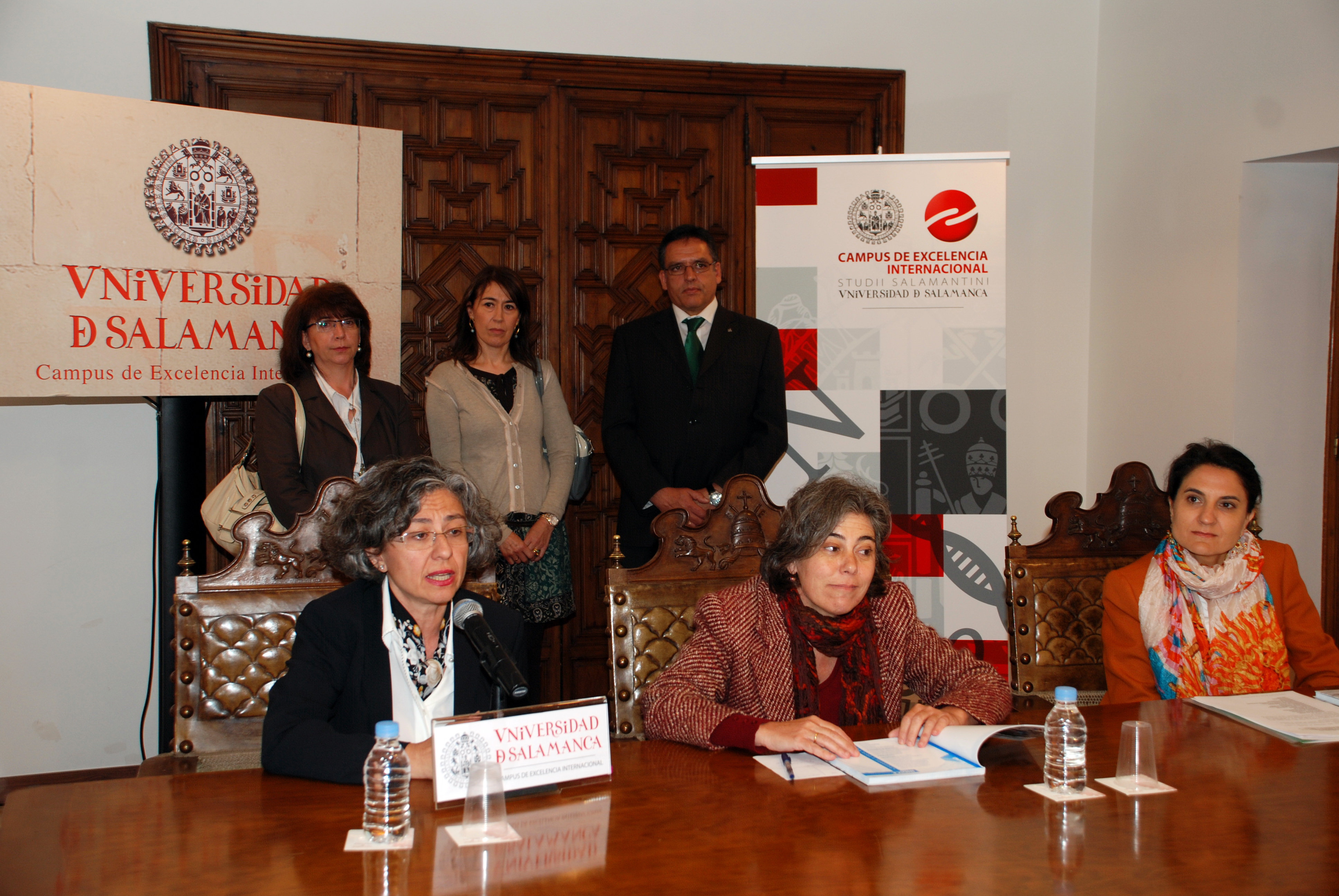 La vicerrectora de Estudiantes y la directora de Caja Rural de Salamanca presentan un catálogo de competencias profesionales para impulsar la inserción laboral de los jóvenes titulados