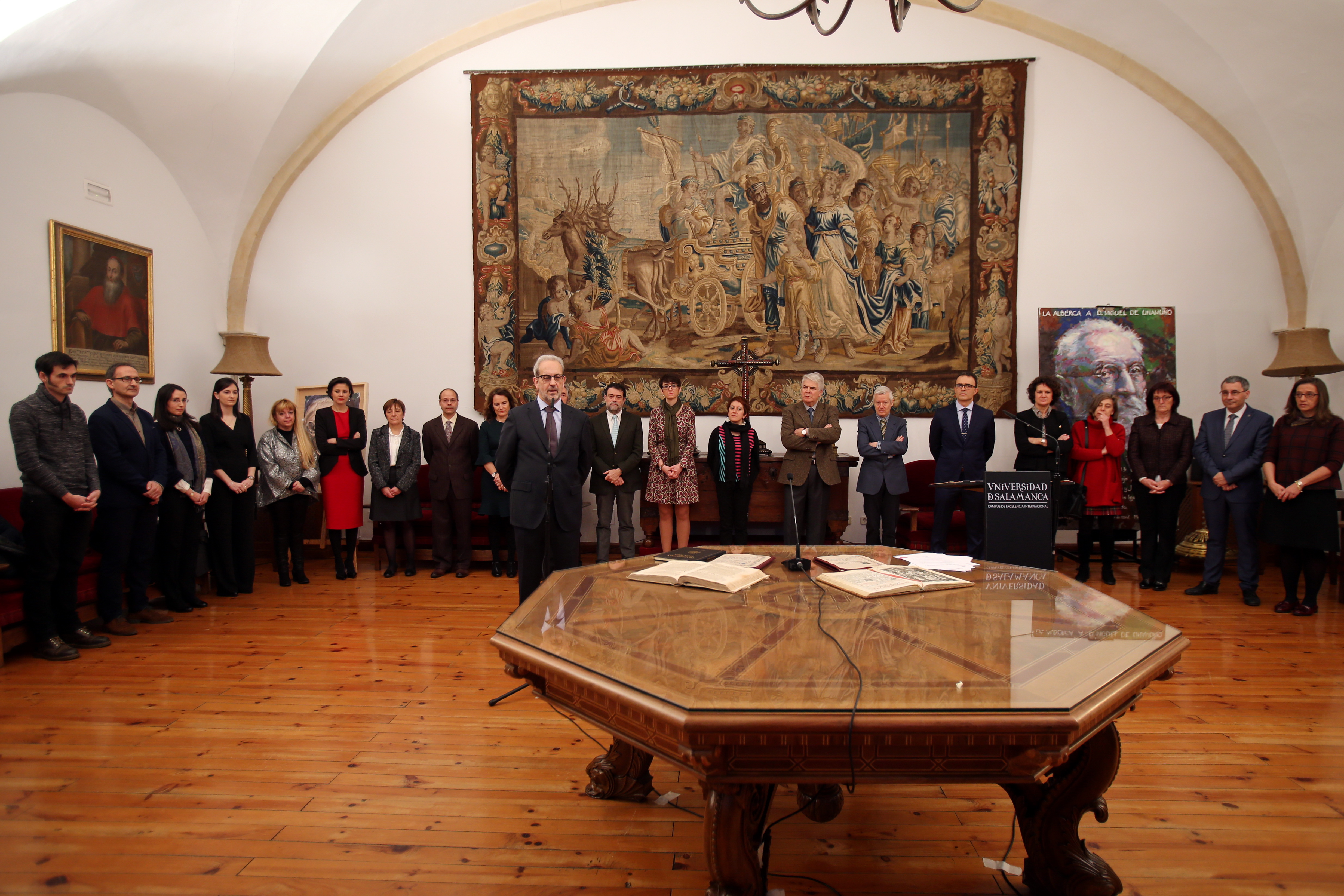 El rector preside la toma de posesión de cargos académicos y Personal Docente e Investigador de la Universidad de Salamanca