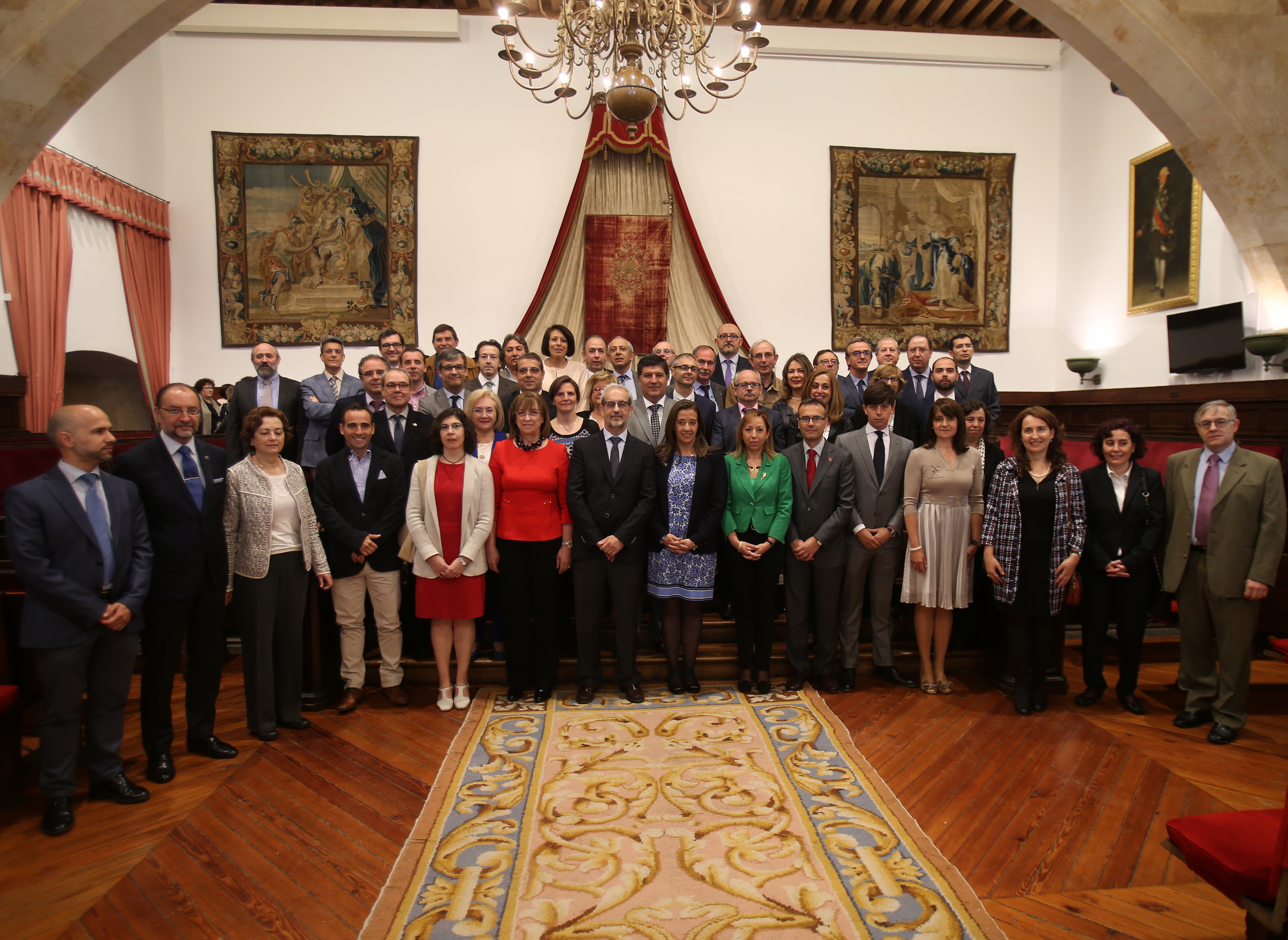 El rector preside la toma de posesión de nuevos cargos académicos y personal docente e investigador de la Universidad de Salamanca