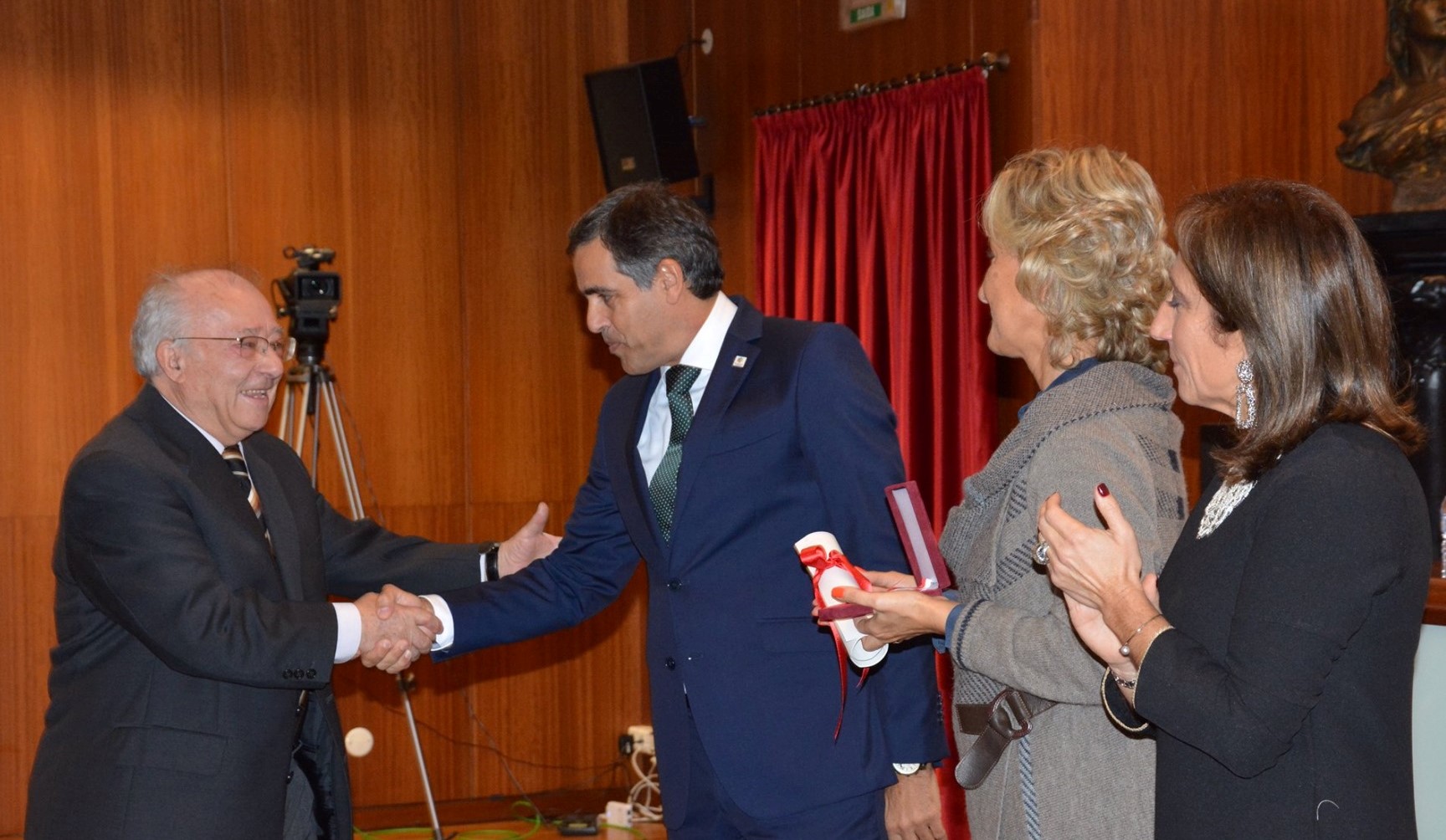 El profesor de la Universidad de Salamanca Valentín Cabero recibe la Medalla al Mérito de Guarda por su implicación en el Centro de Estudios Ibéricos