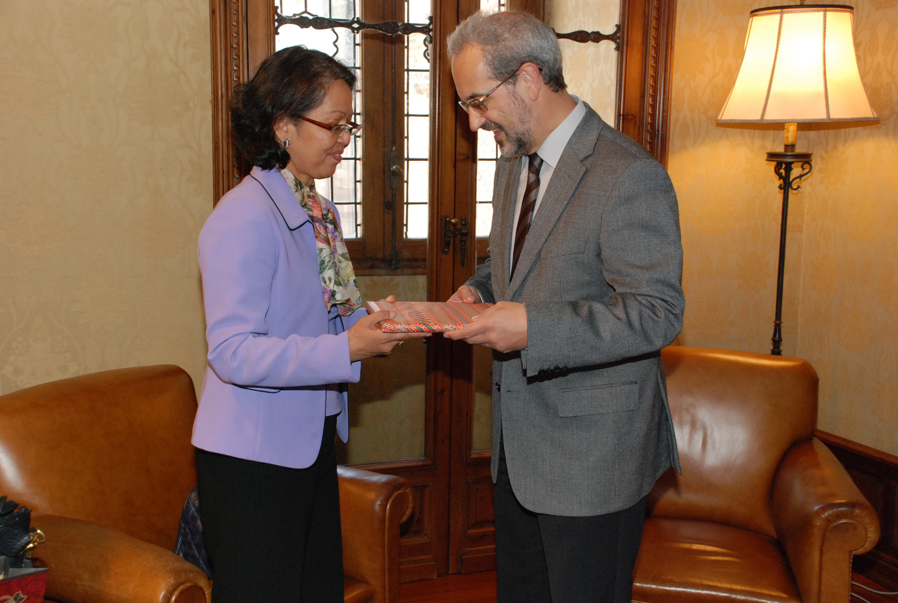 El rector, Daniel Hernández Ruipérez, recibe a la embajadora de Indonesia en España, Adiyatwidi Adiwoso Asmady