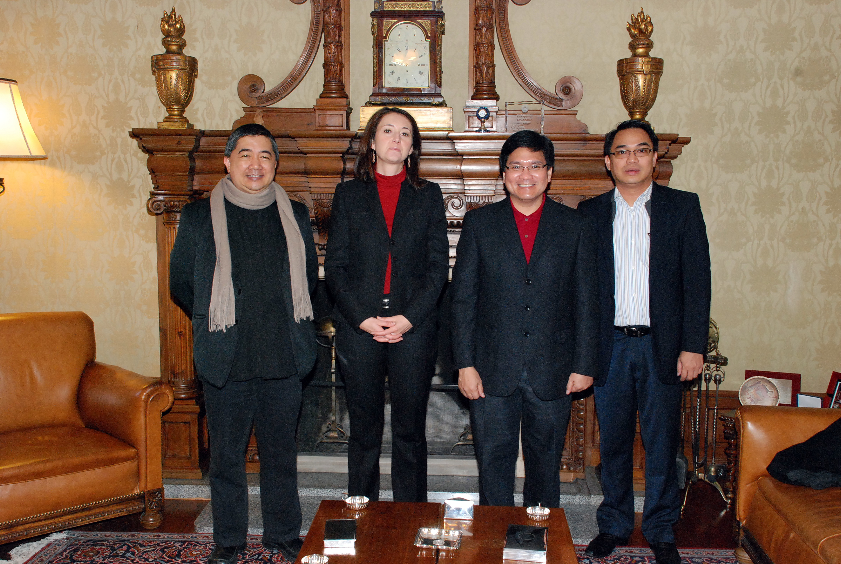 La secretaria general de la Universidad de Salamanca recibe a una delegación del Colegio de San Beda de Filipinas