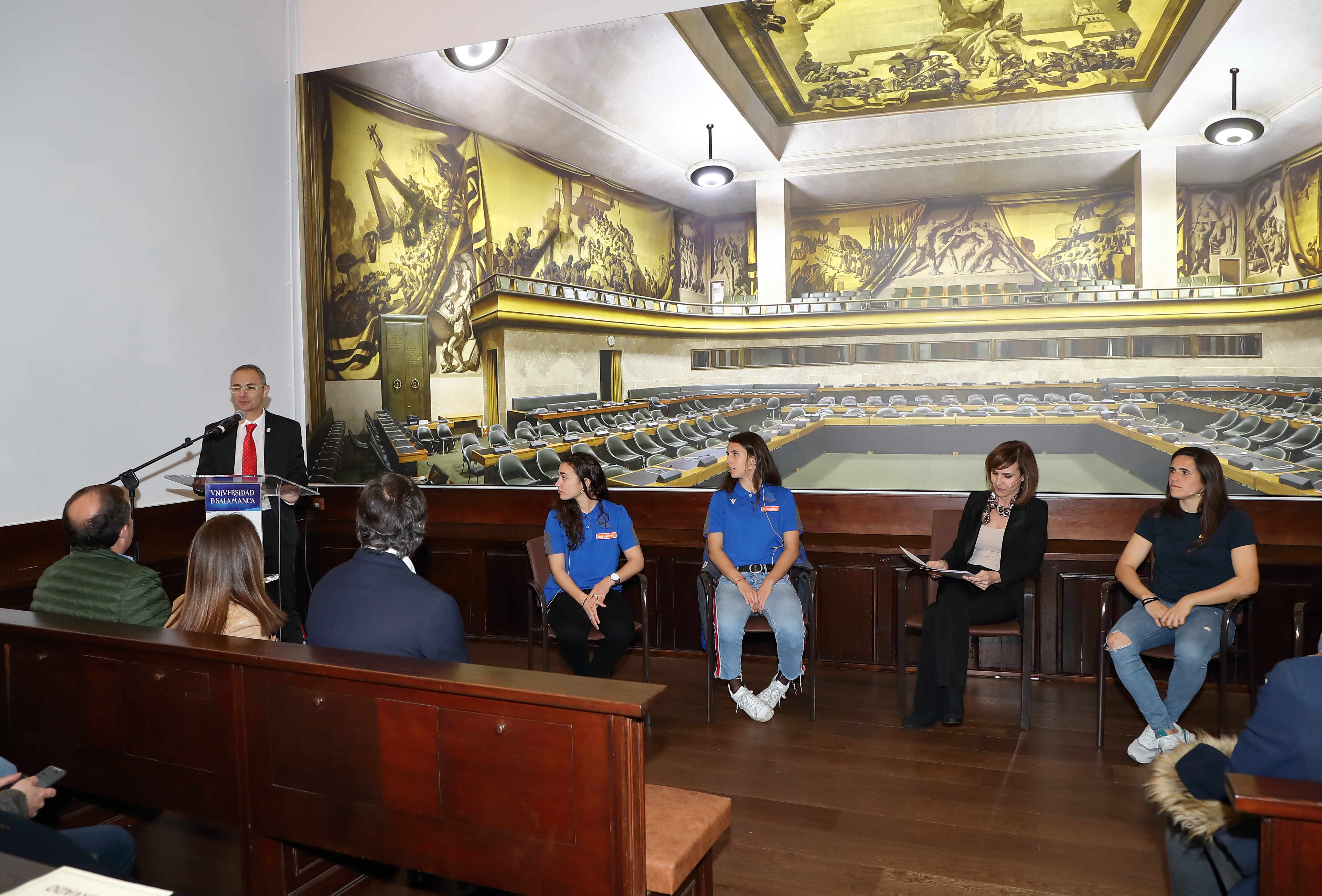 El rector presentó a las jugadoras Marta Torrejón y Andrea Pereira, del FC Barcelona, y Nahikari García y Maddi Torre, de la Real Socidad, visitaron la Biblioteca General