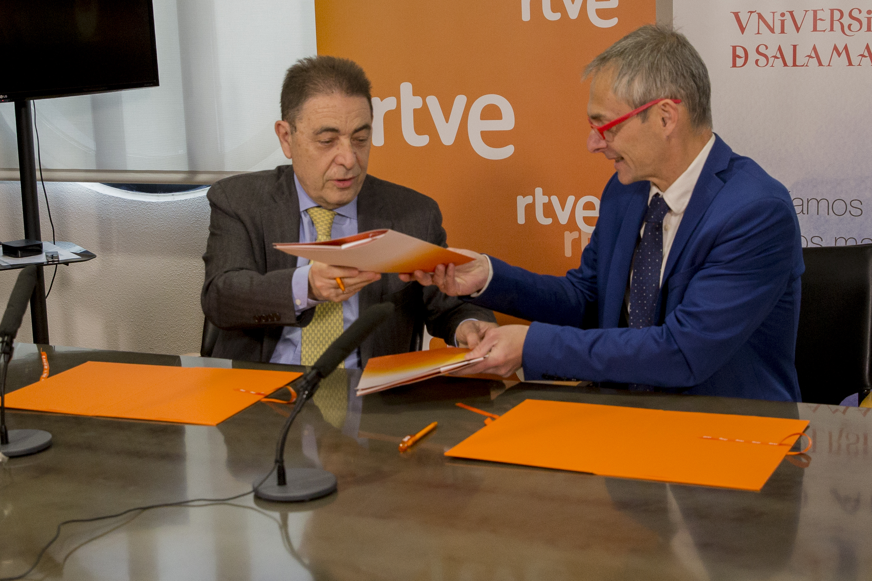 La Universidad de Salamanca y la Corporación RTVE firman un convenio para la creación de una cátedra sobre emprendimiento tecnológico en el sector media