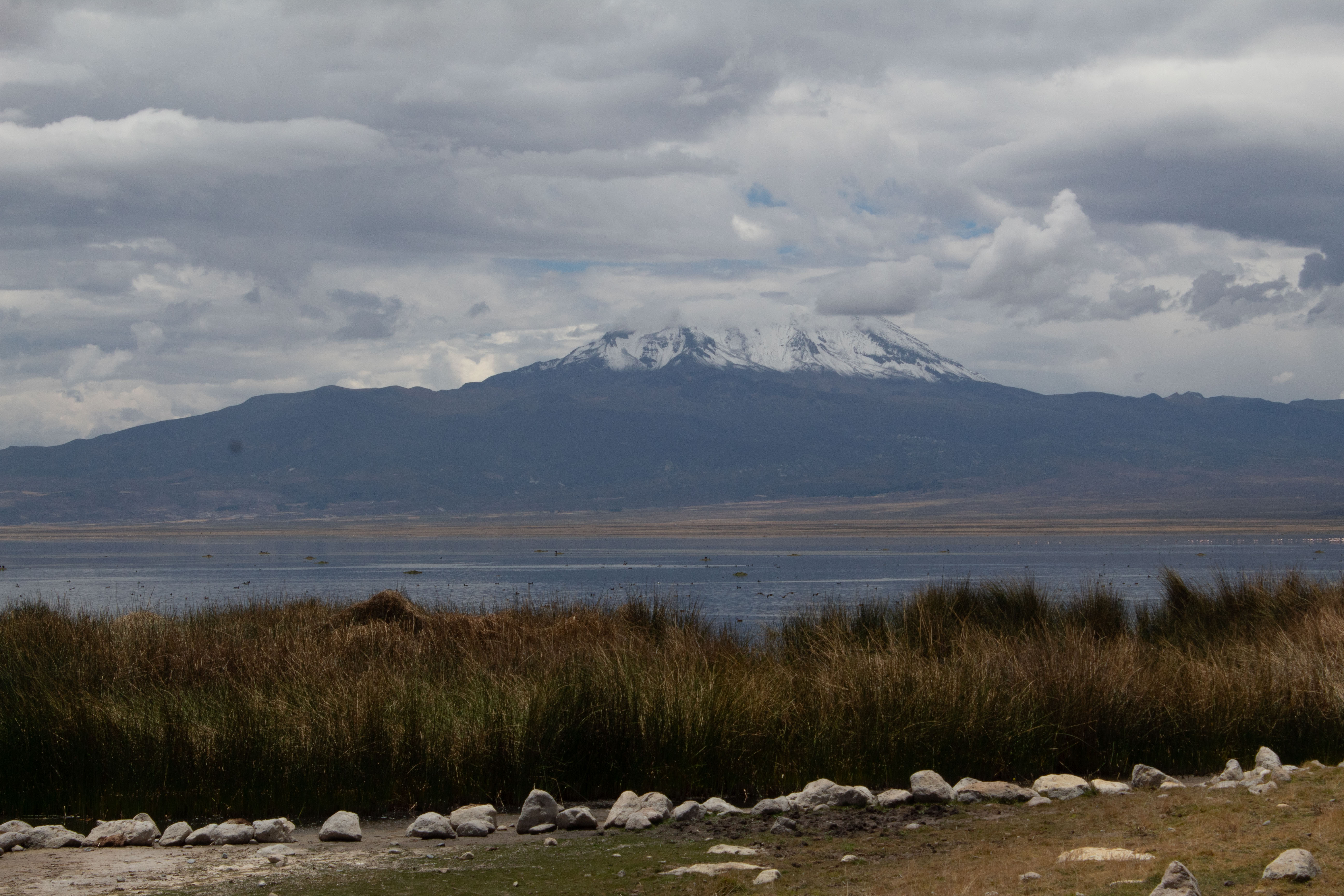 El lago Parinacochas en los Andes 