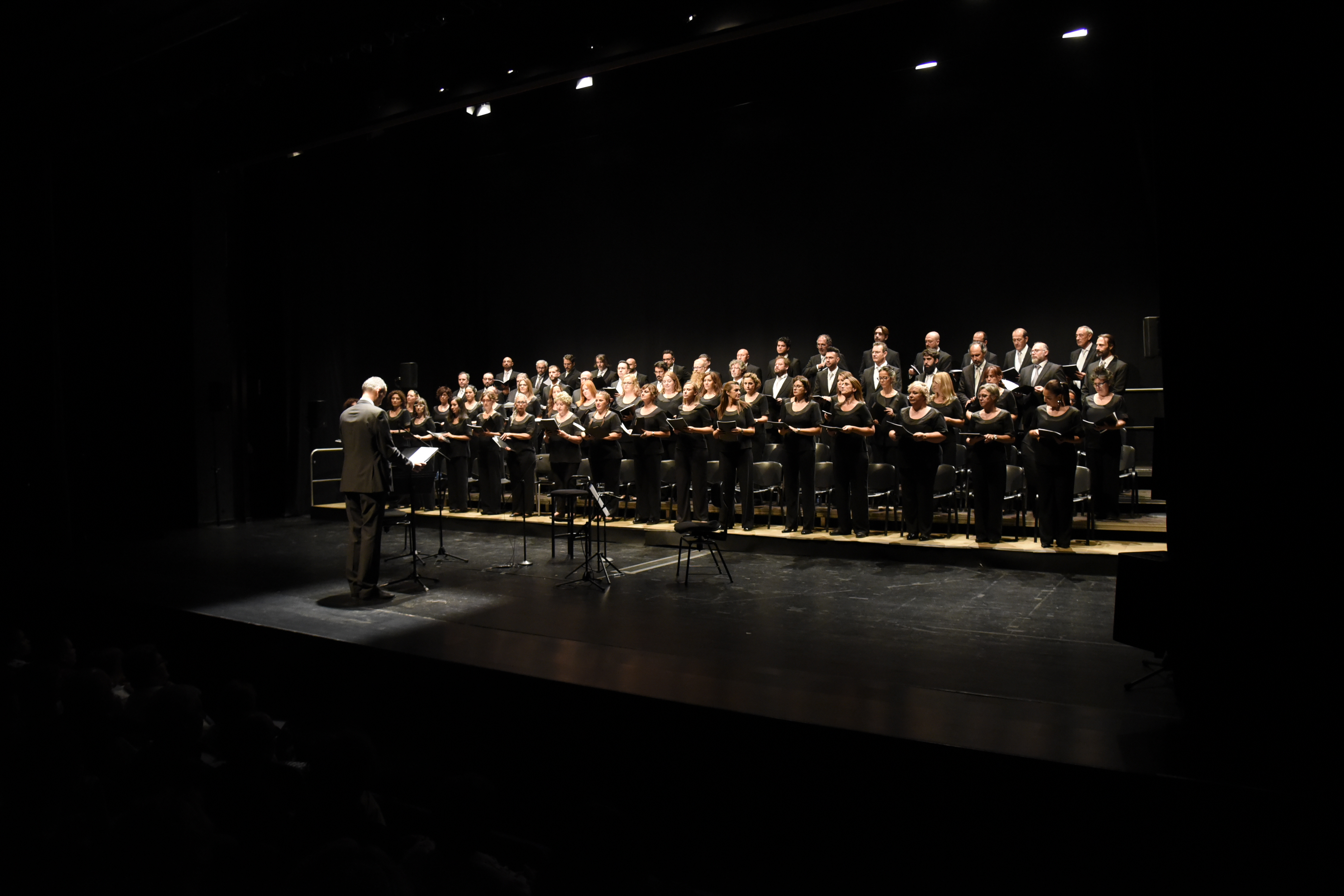 El Coro RTVE y Amancio Prada homenajean a la Universidad de Salamanca en su VIII Centenario con un concierto en el Juan del Enzina