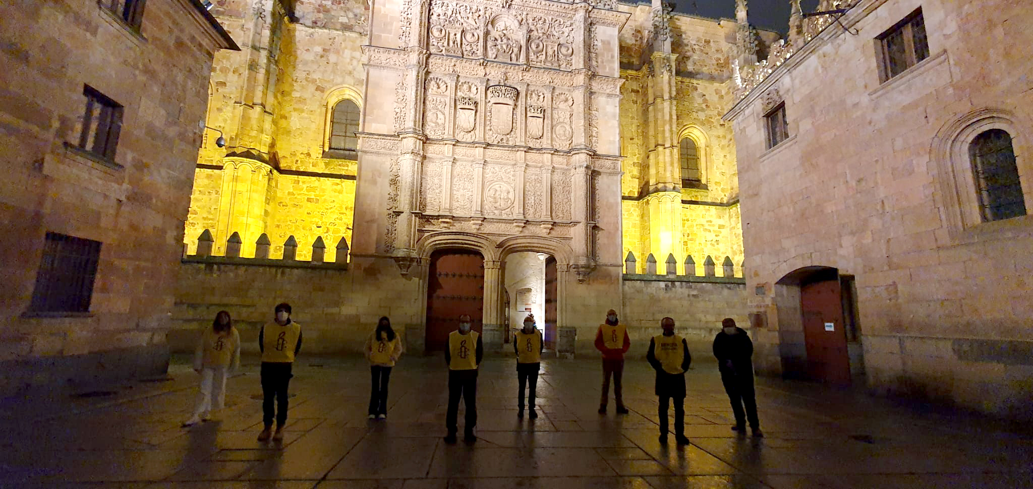 El Grupo Local Amnistía Internacional Salamanca junto con la Fachada iluminada