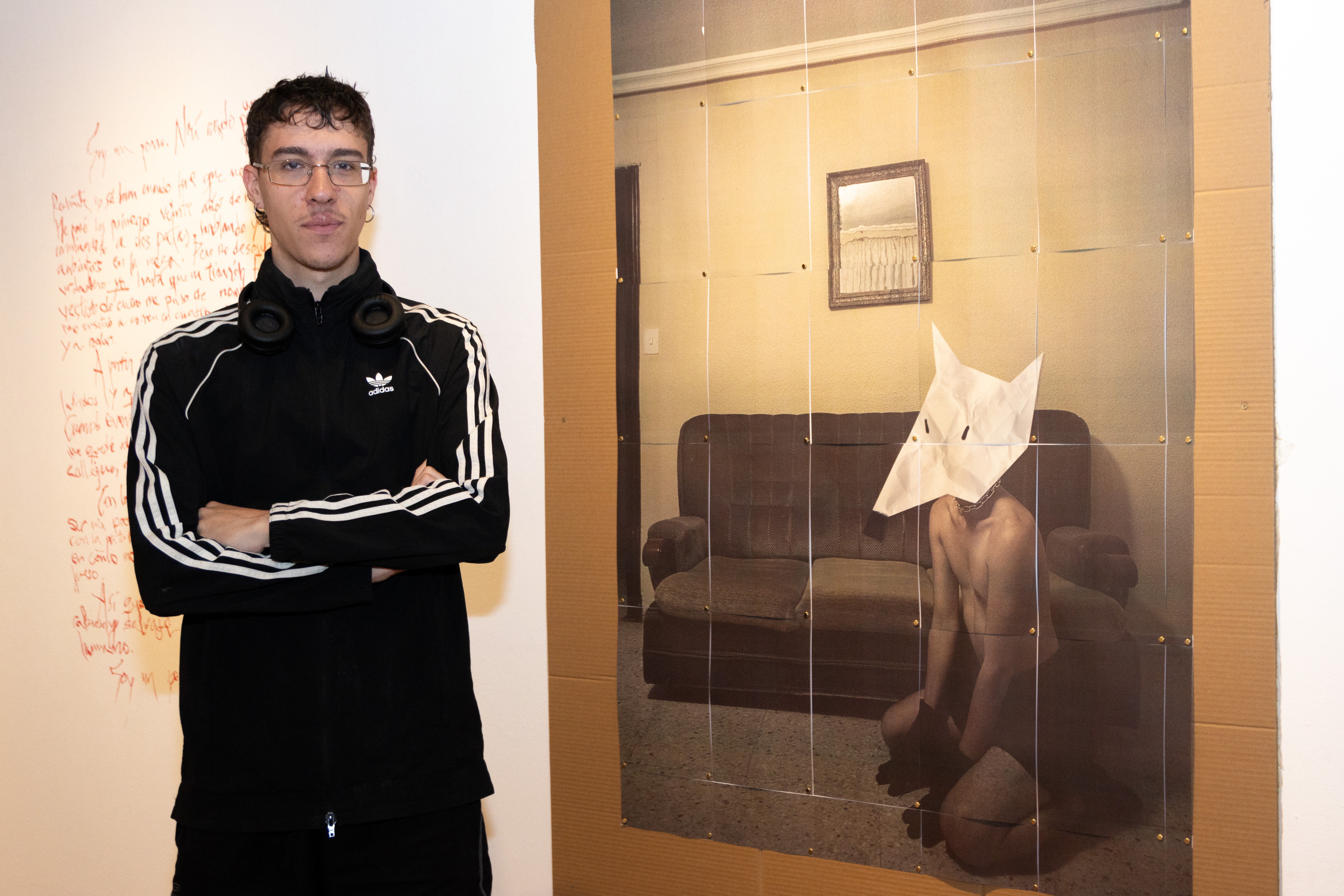 El artista Carlos González Álvarez recrea un ‘pup play’ en la exposición ‘Cuidado con el perro’ 