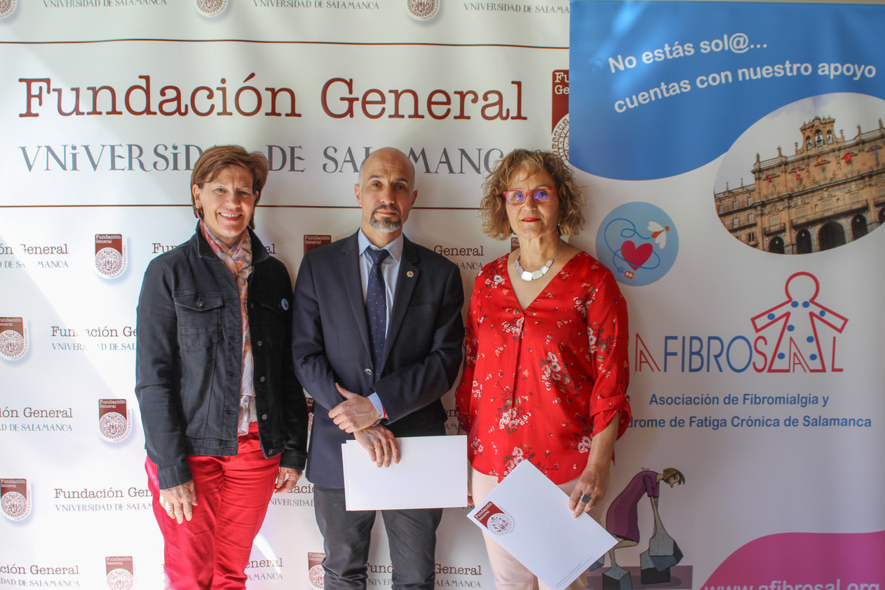 Pilar Rodríguez,Óscar González Benito y María del Juncal Marcos Hernández en la firma del convenio