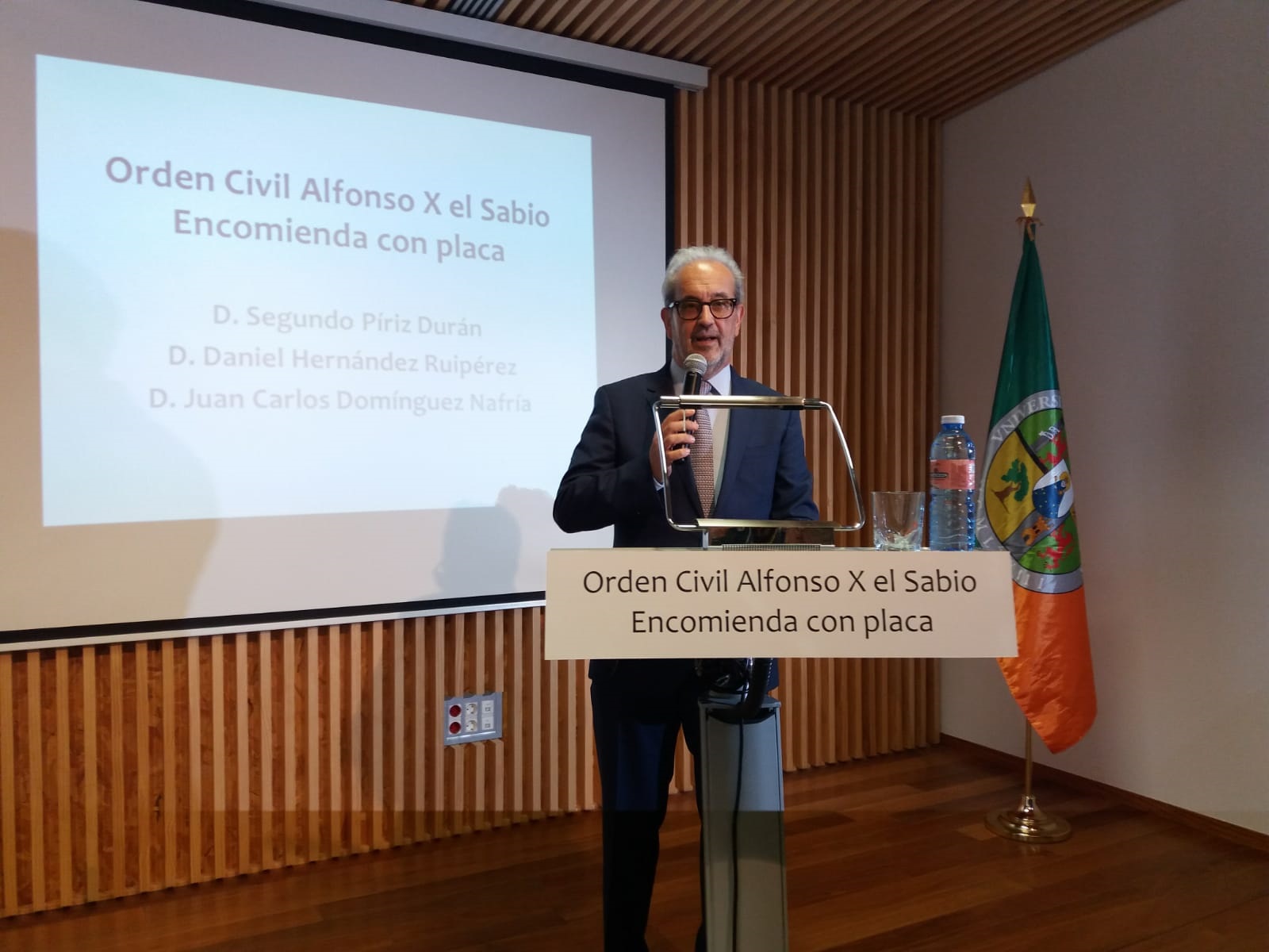 El exrector de la Universidad de Salamanca Daniel Hernández Ruipérez recibe la Orden Civil de Alfonso X el Sabio 
