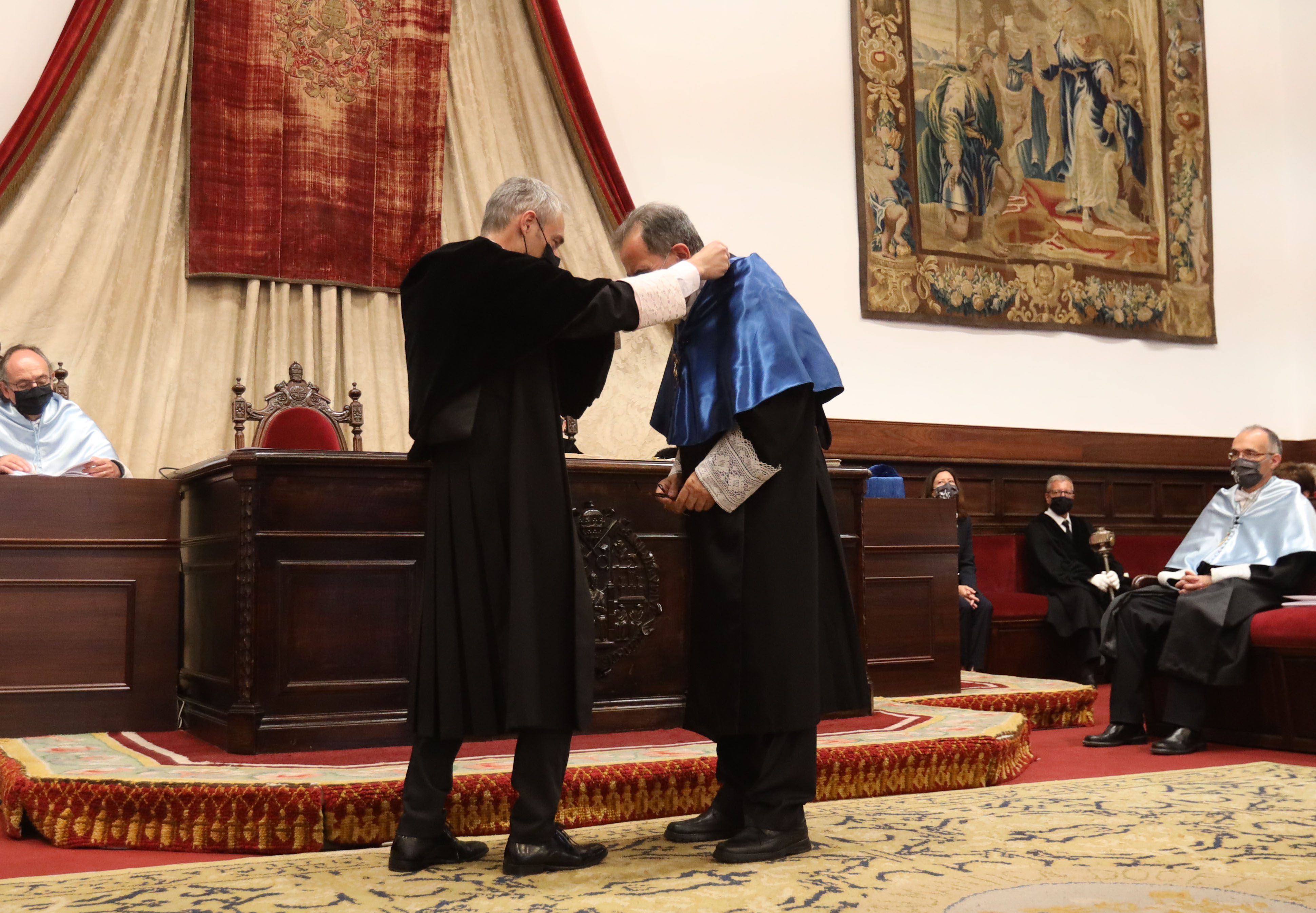 La Universidad de Salamanca inviste como doctores ‘honoris causa’ a la poeta rumana Ana Blandiana y al químico español Avelino Corma