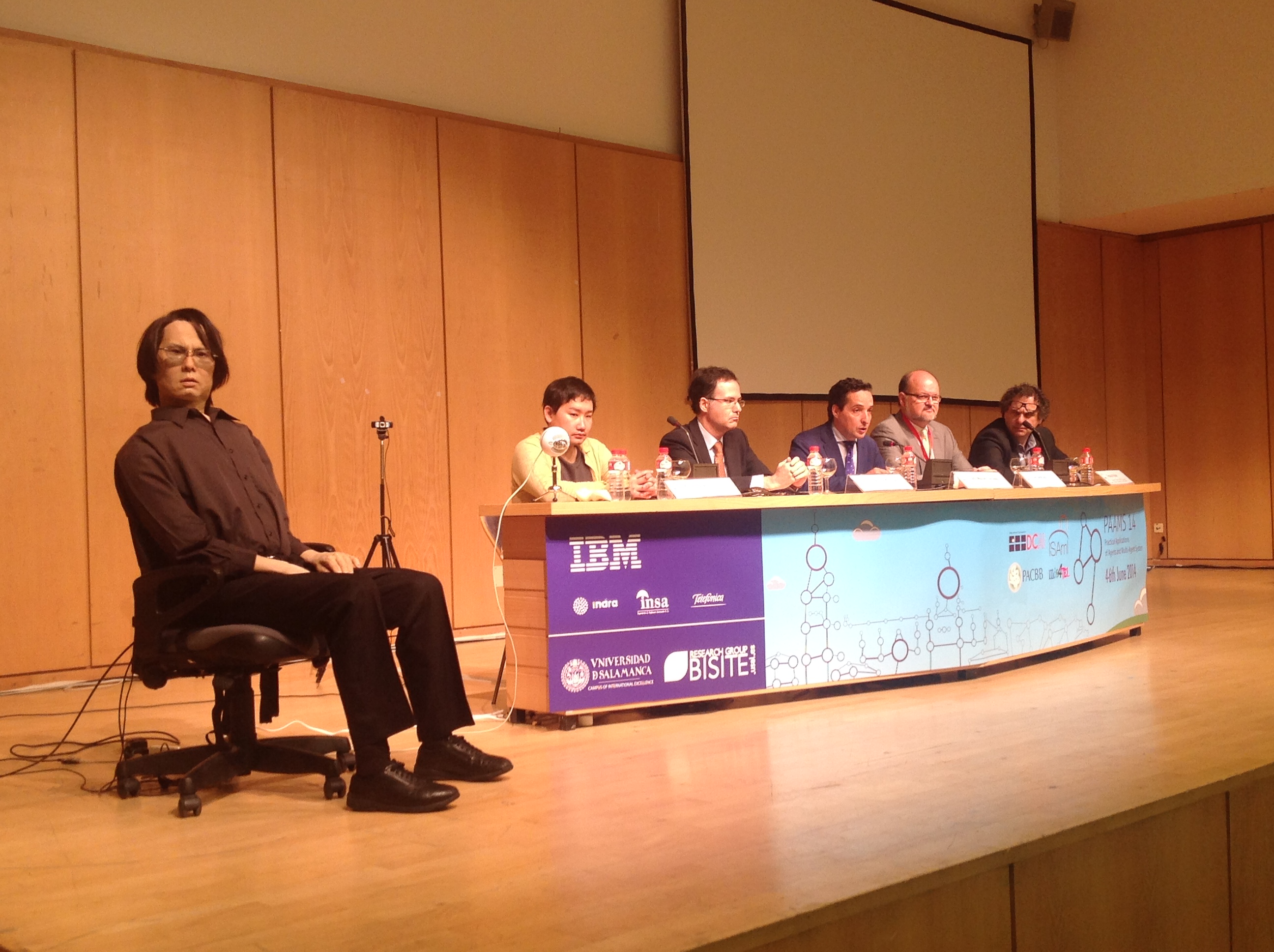 El clon cibernético de Hiroshi Ishiguro imparte una conferencia magistral dentro del congreso internacional PAAMS