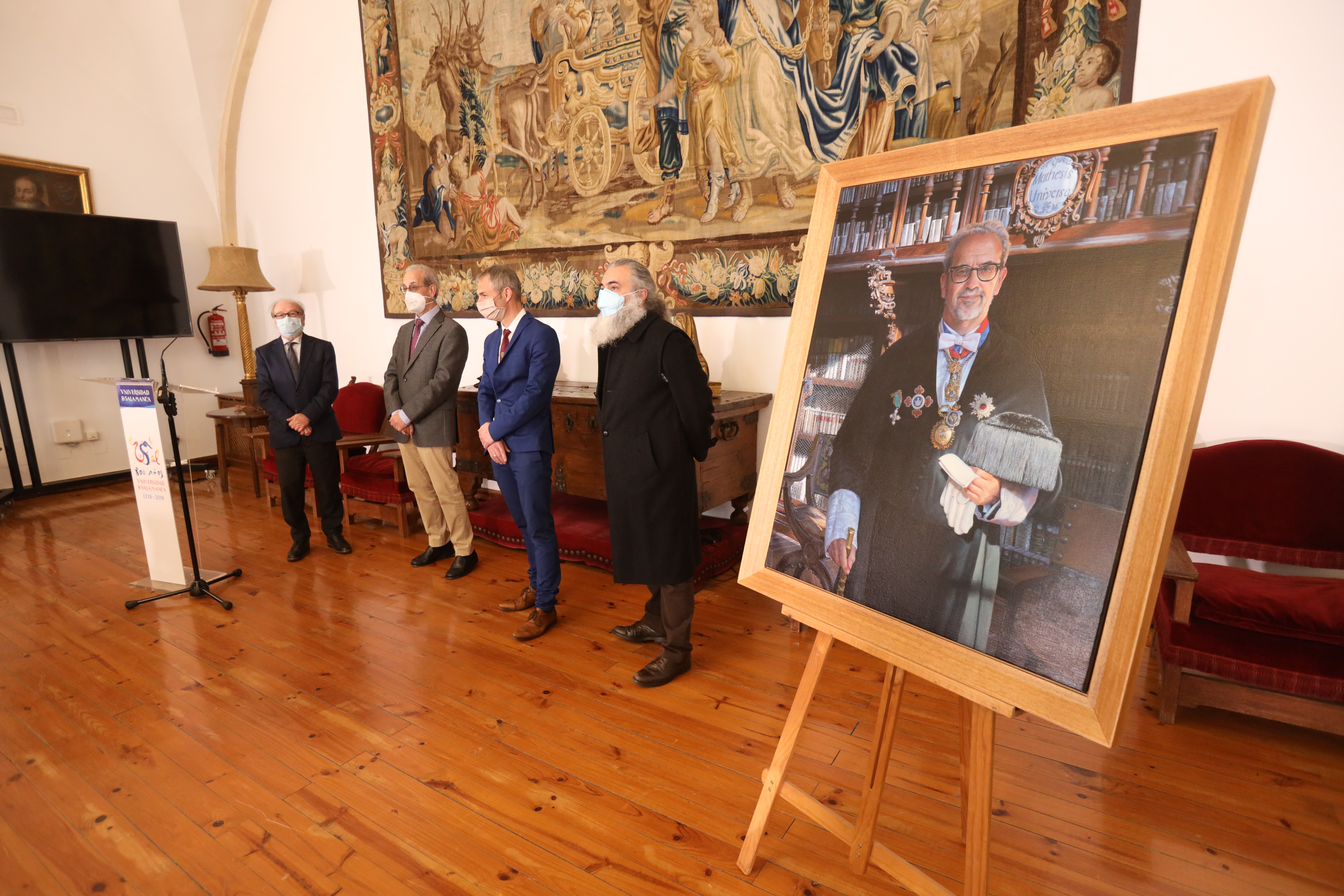 La Universidad de Salamanca incorpora el cuadro del exrector Daniel Hernández Ruipérez a la Sala de Retratos del Rectorado