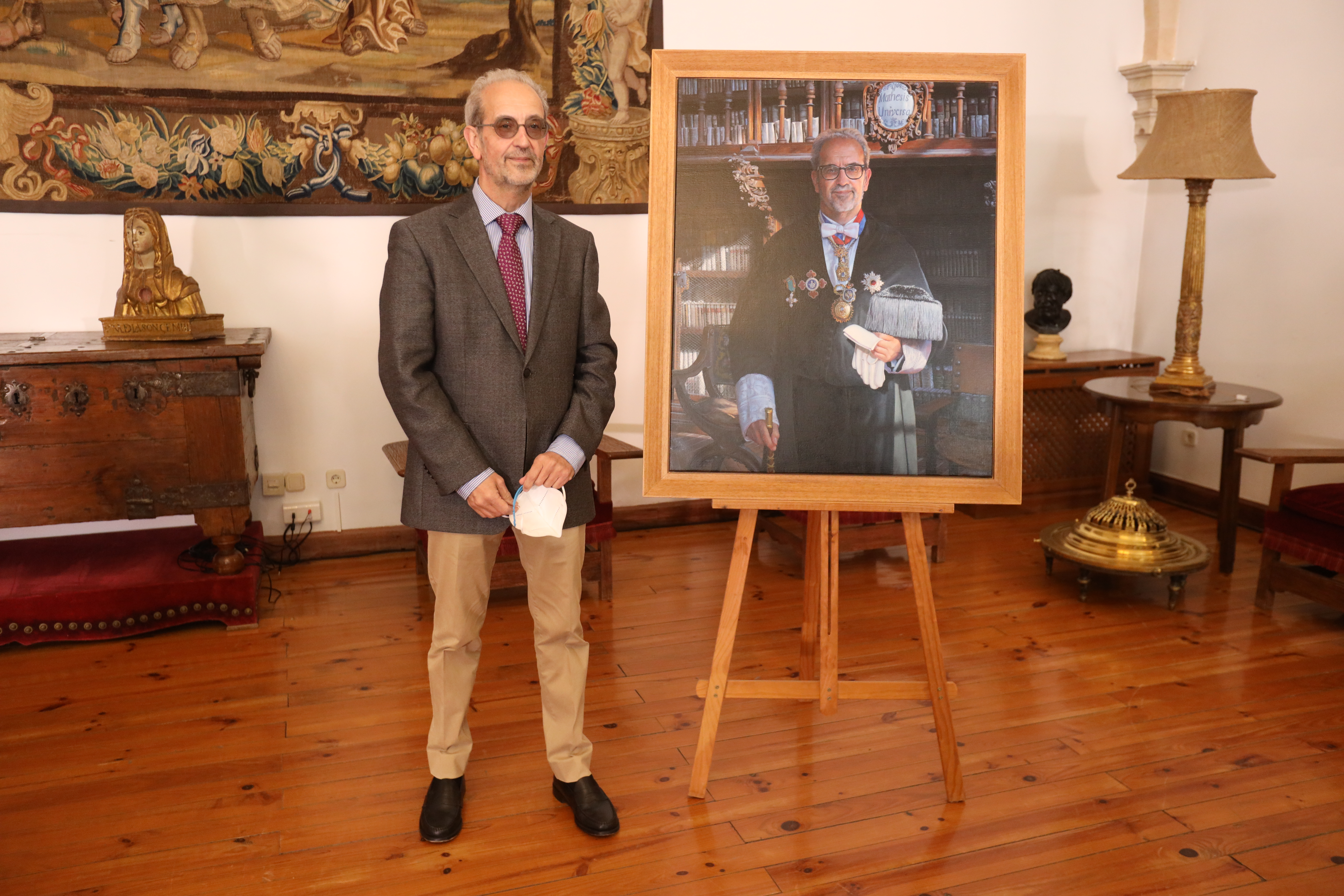 La Universidad de Salamanca incorpora el cuadro del exrector Daniel Hernández Ruipérez a la Sala de Retratos del Rectorado