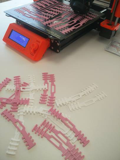 El FAB-LAB de la Universidad de Salamanca produce 4000 ‘salvaorejas’ para los sanitarios con impresoras 3D