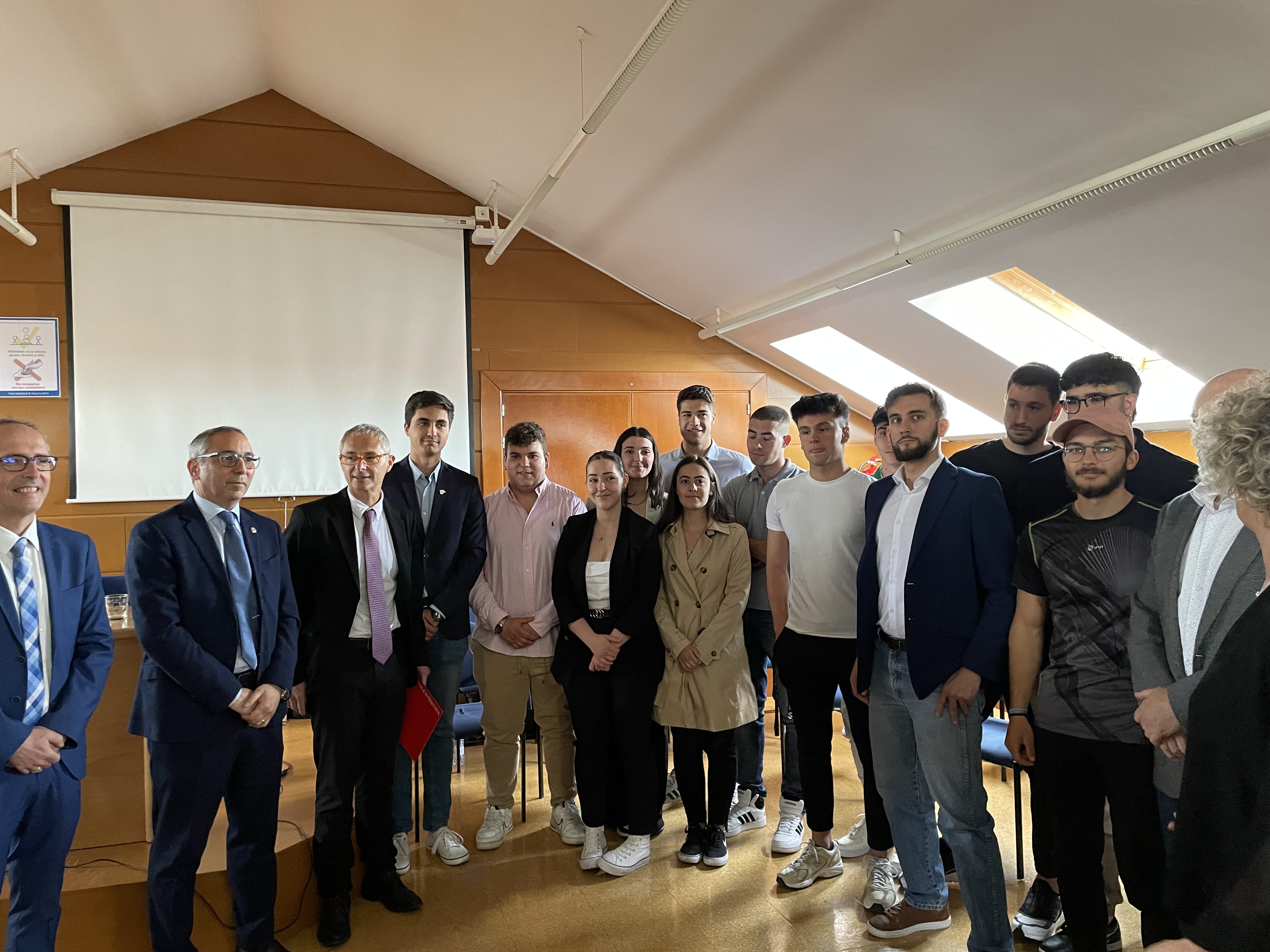 La Universidad de Salamanca presenta al equipo ‘Fórmula USAL’ y su proyecto de coche eléctrico para la competición internacional ‘Formula Student’