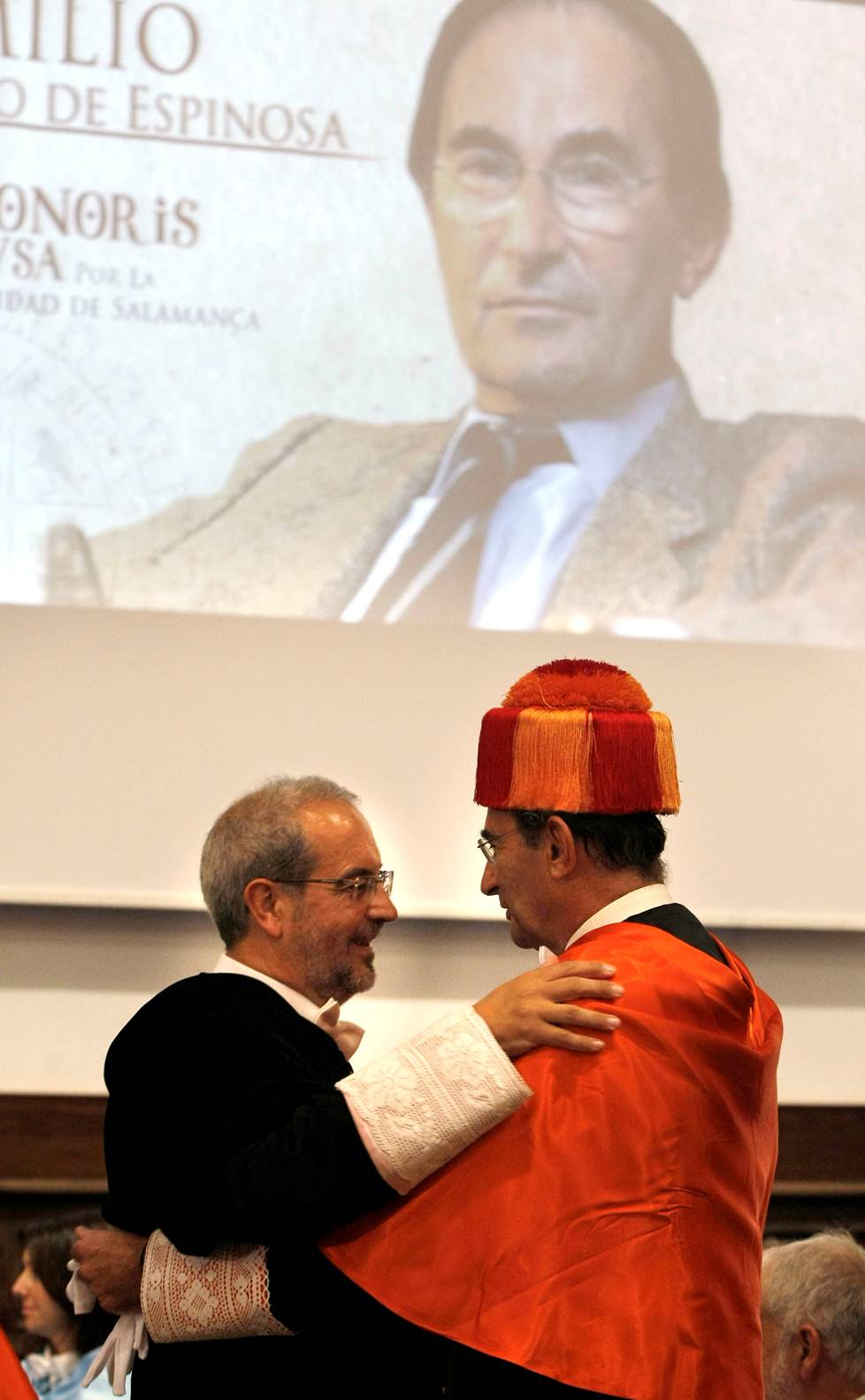 La Universidad de Salamanca inviste doctores honoris causa al filólogo Salvador Gutiérrez Ordóñez y al sociólogo Emilio Lamo de Espinosa